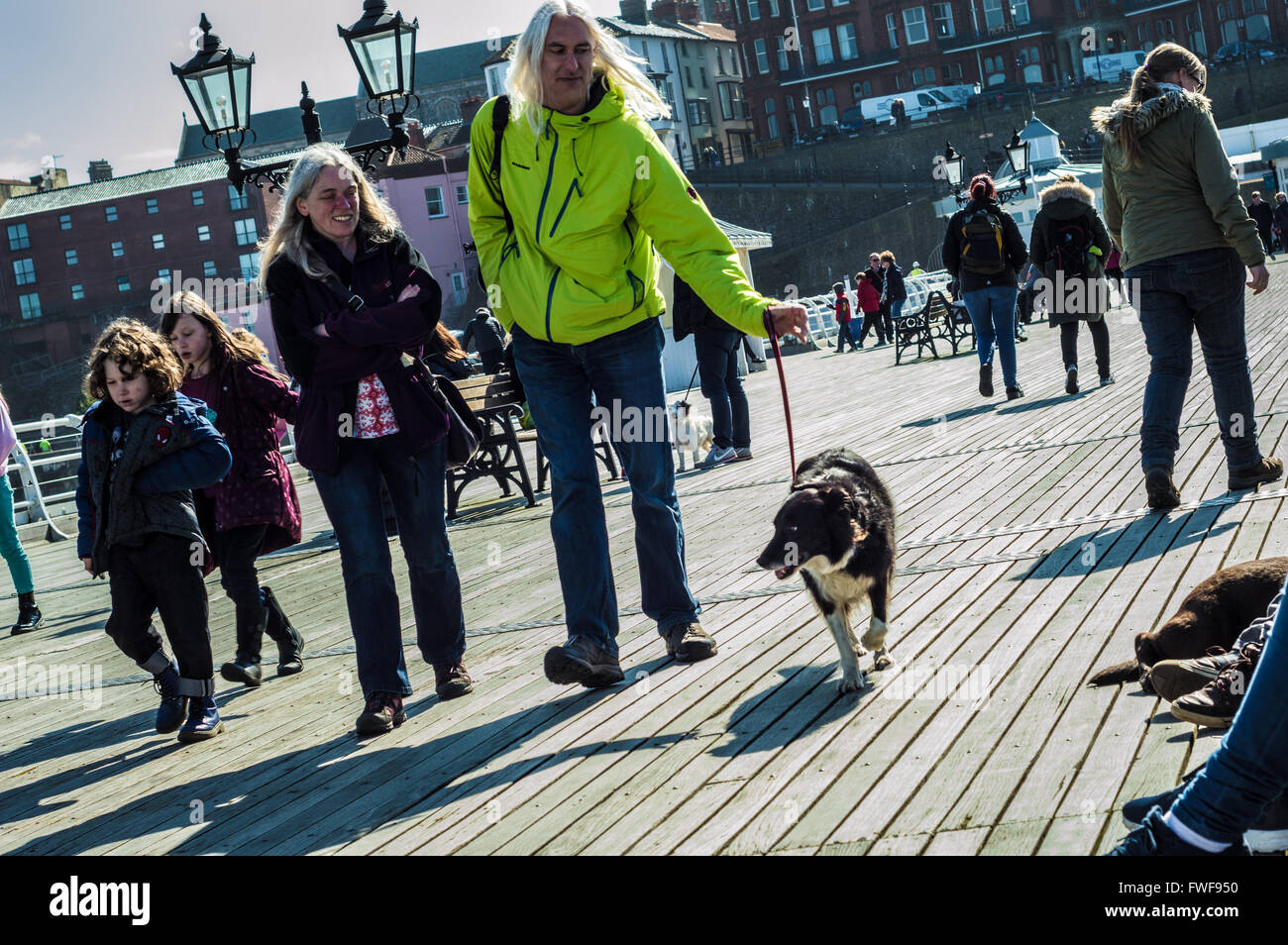 Passeggiate con il cane con la famiglia a Cromer Pier, Norfolk Foto Stock
