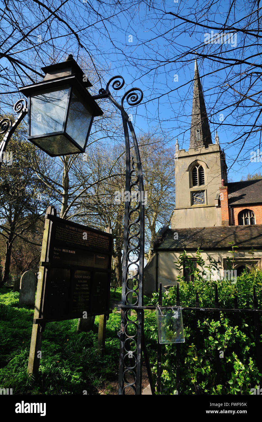 L'entrata alla vecchia chiesa di St Mary, in Church Street, Stoke Newington, Londra UK Foto Stock