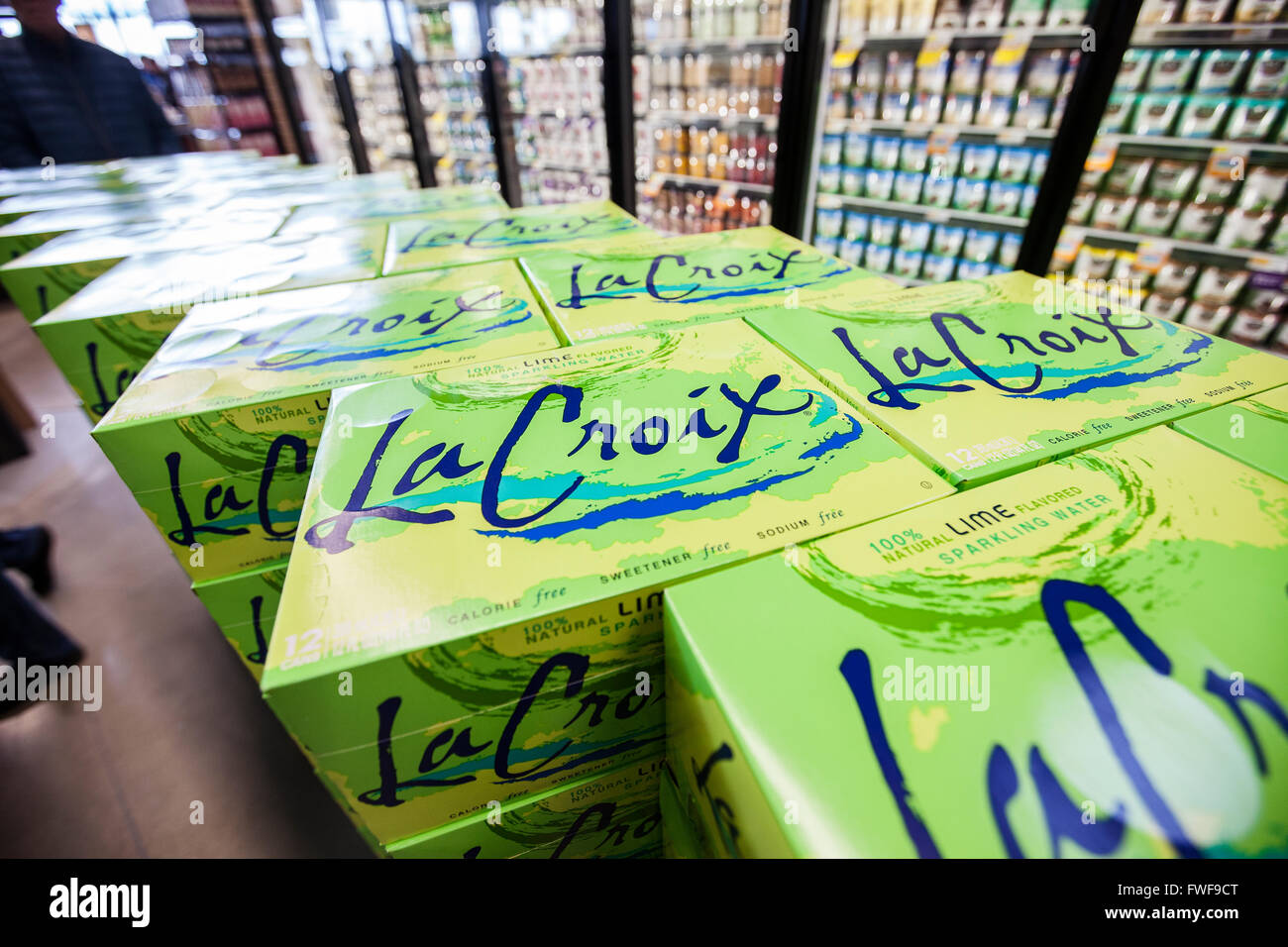 Casi di La Croix acqua frizzante impilati come un display nel corridoio di un negozio di alimentari Foto Stock