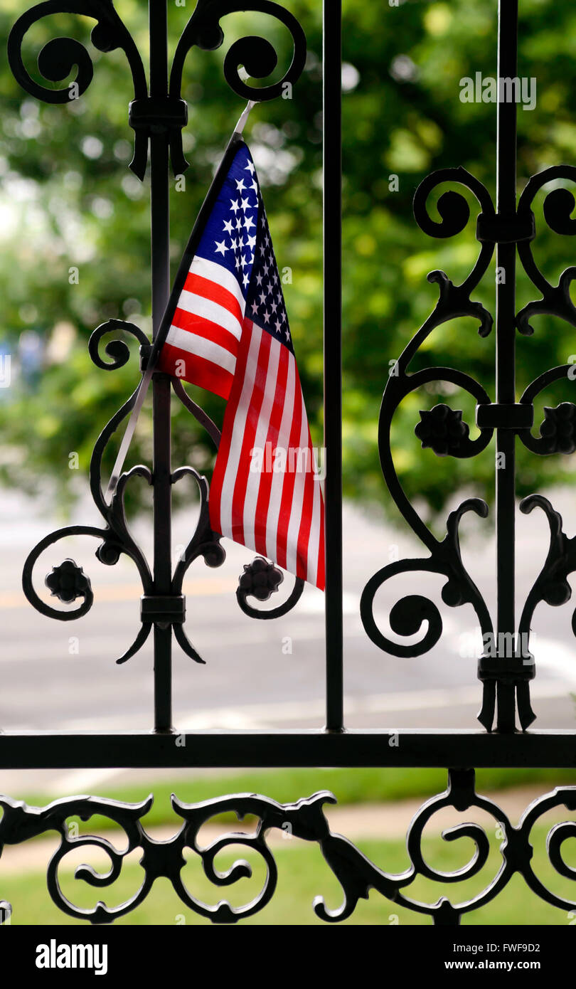 L'immagine verticale della bandiera americana nel cancello di ingresso Foto Stock