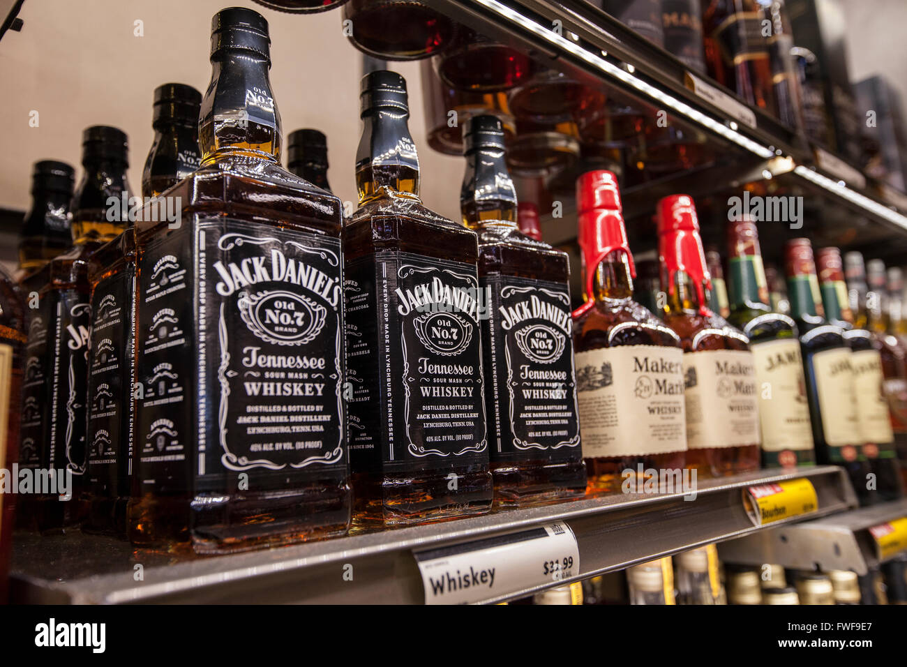 Bottiglie di Jack Daniel's whiskey su un ripiano in un negozio Foto Stock