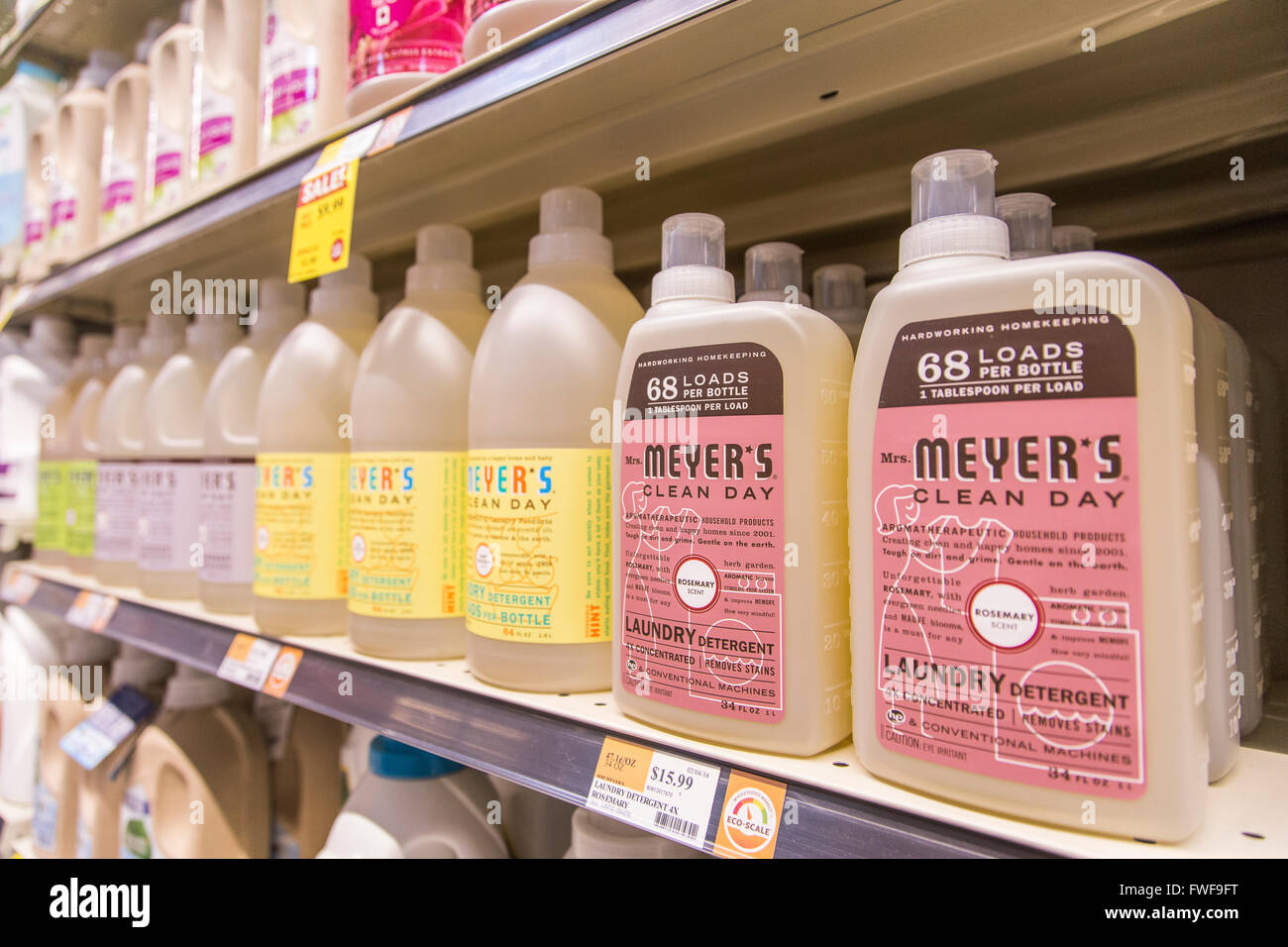 Un display della sig.ra Meyer, detergente per lavanderia bottiglie sullo scaffale di un negozio di alimentari Foto Stock