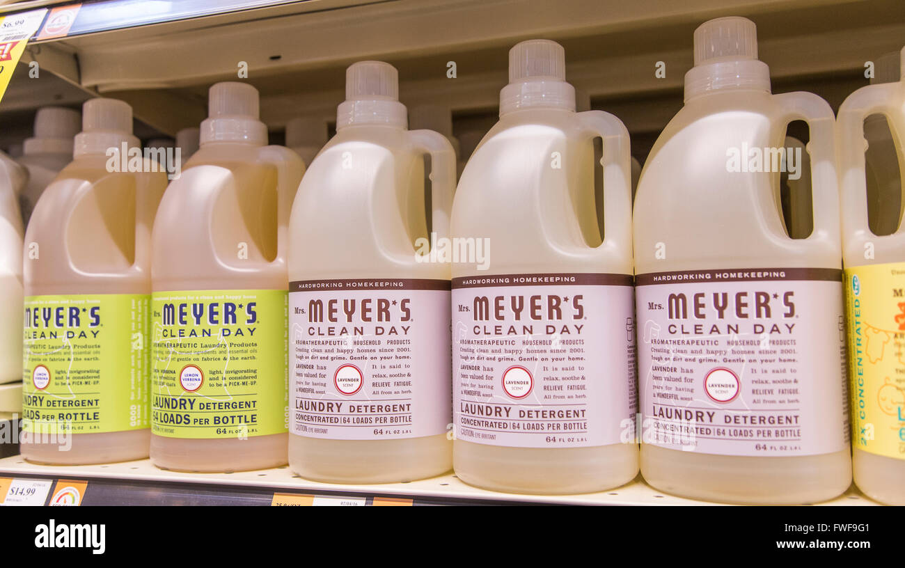 Un display della sig.ra Meyer, detergente per lavanderia bottiglie sullo scaffale di un negozio di alimentari Foto Stock