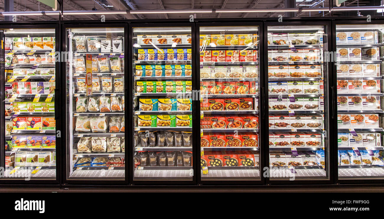 Congelatore vetro casi di organici e naturali alimenti congelati presso un negozio di alimentari. Foto Stock