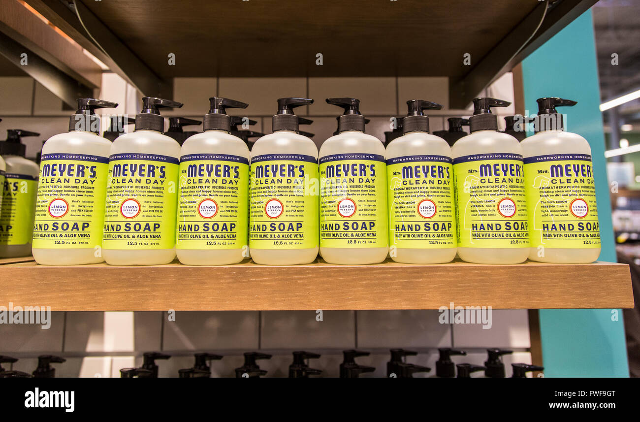 Un display della sig.ra Meyer la mano di bottiglie di sapone sullo scaffale di un negozio di alimentari Foto Stock
