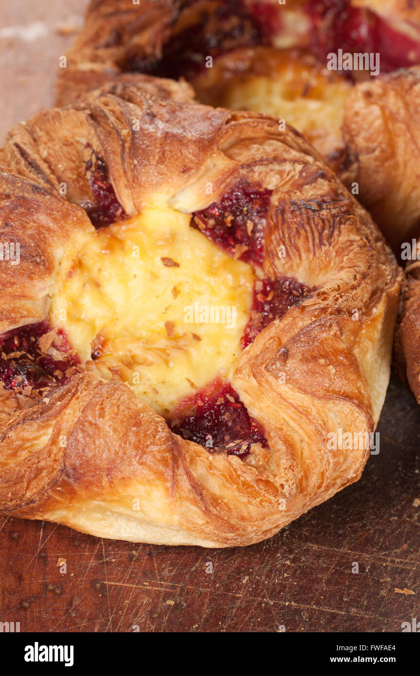 Crostate con marmellata e crema vaniglia, close up Foto Stock