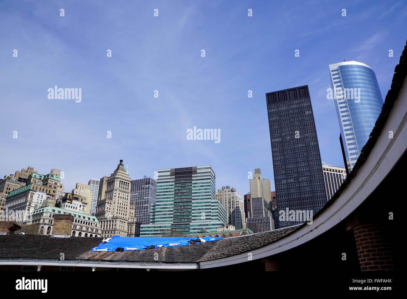 Vista dello skyline di New York City all'interno di Castle Clinton a Battery Park, New York, NY, STATI UNITI D'AMERICA Foto Stock