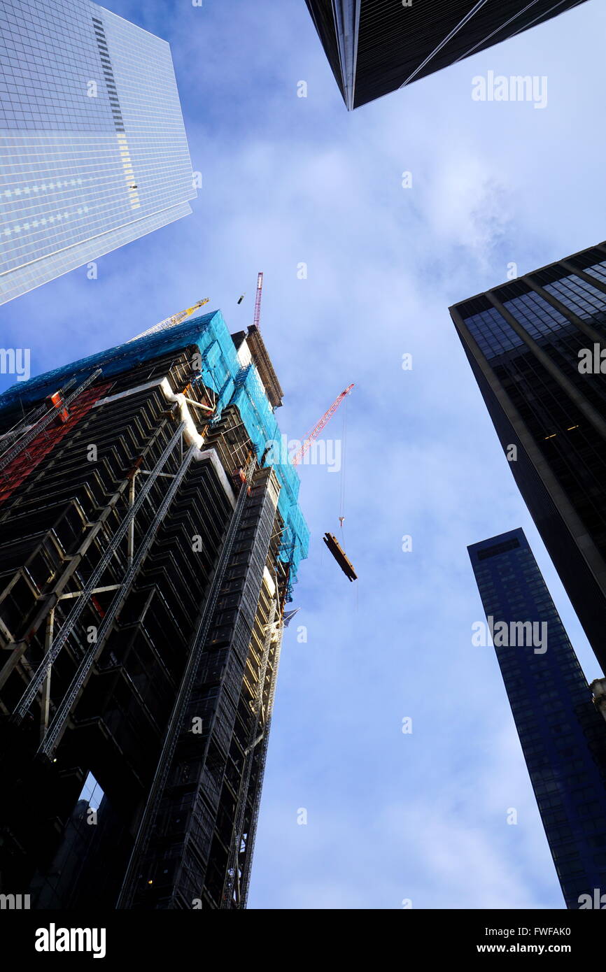 Il sollevamento con gru trave metallica a metà aria, costruzione di 3 World Trade Center di New York City, NY, STATI UNITI D'AMERICA Foto Stock