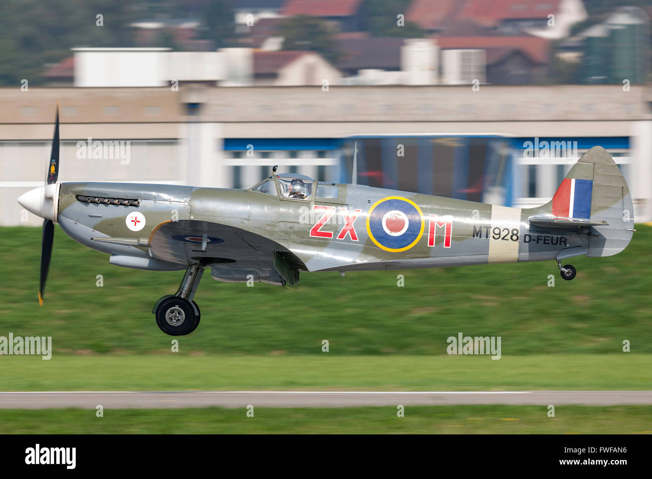 Il Supermarine Spitfire HF8C (mc.8, Mk. VIII) iconico British World War II Fighter Aircraft D-FEUR Foto Stock