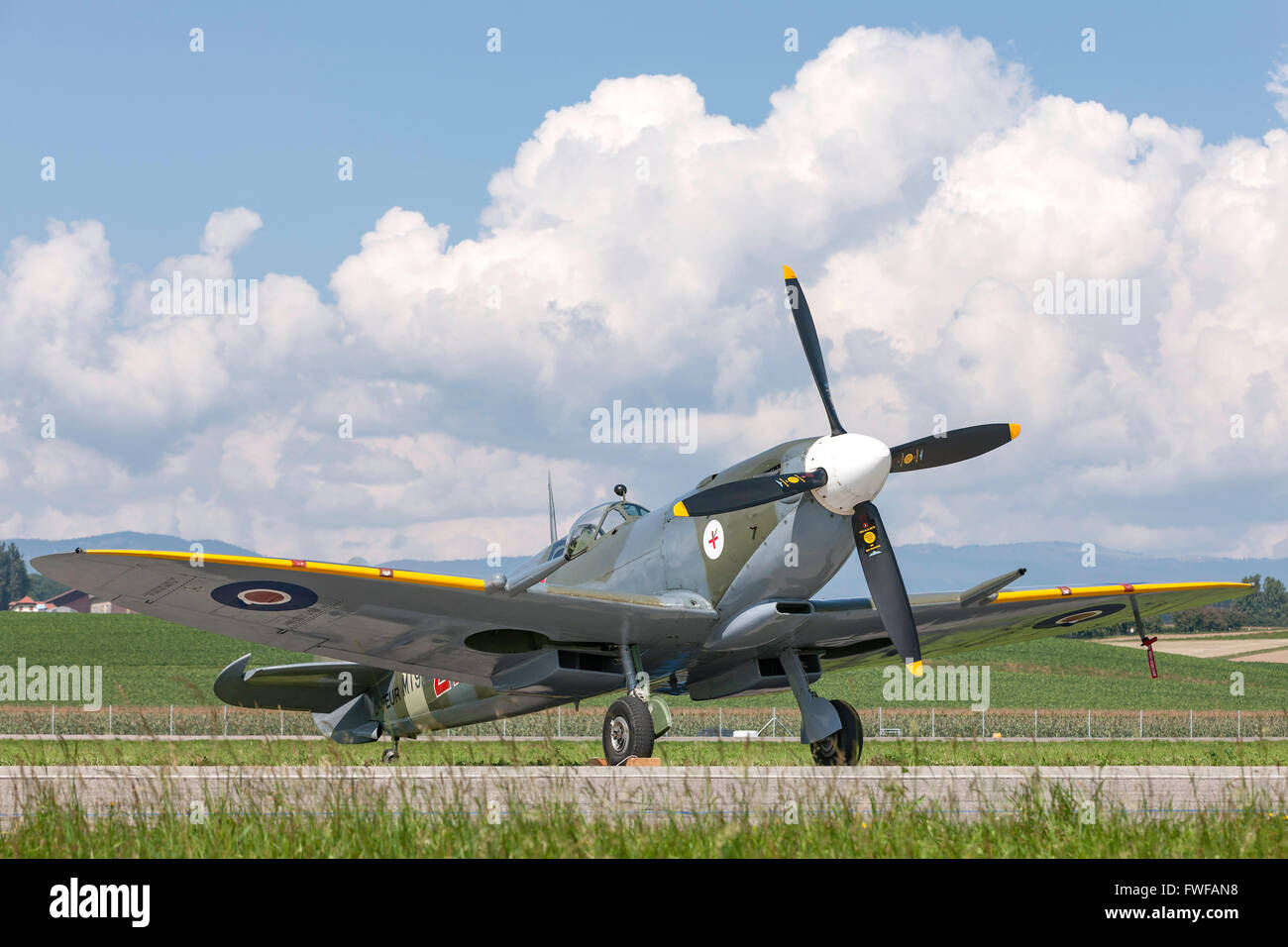 Il Supermarine Spitfire HF8C (mc.8, Mk. VIII) iconico British World War II Fighter Aircraft D-FEUR Foto Stock