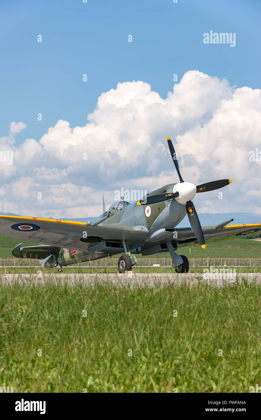 Il Supermarine Spitfire HF8C (mc.8, Mk. VIII) iconico British World War II Fighter Aircraft D-FEUR Foto Stock