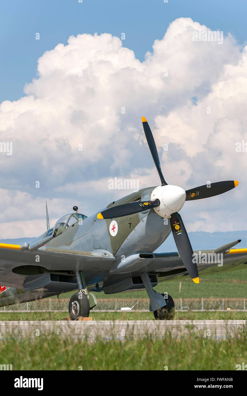 Il Supermarine Spitfire HF8C (mc.8, Mk. VIII) iconico British World War II Fighter Aircraft D-FEUR Foto Stock