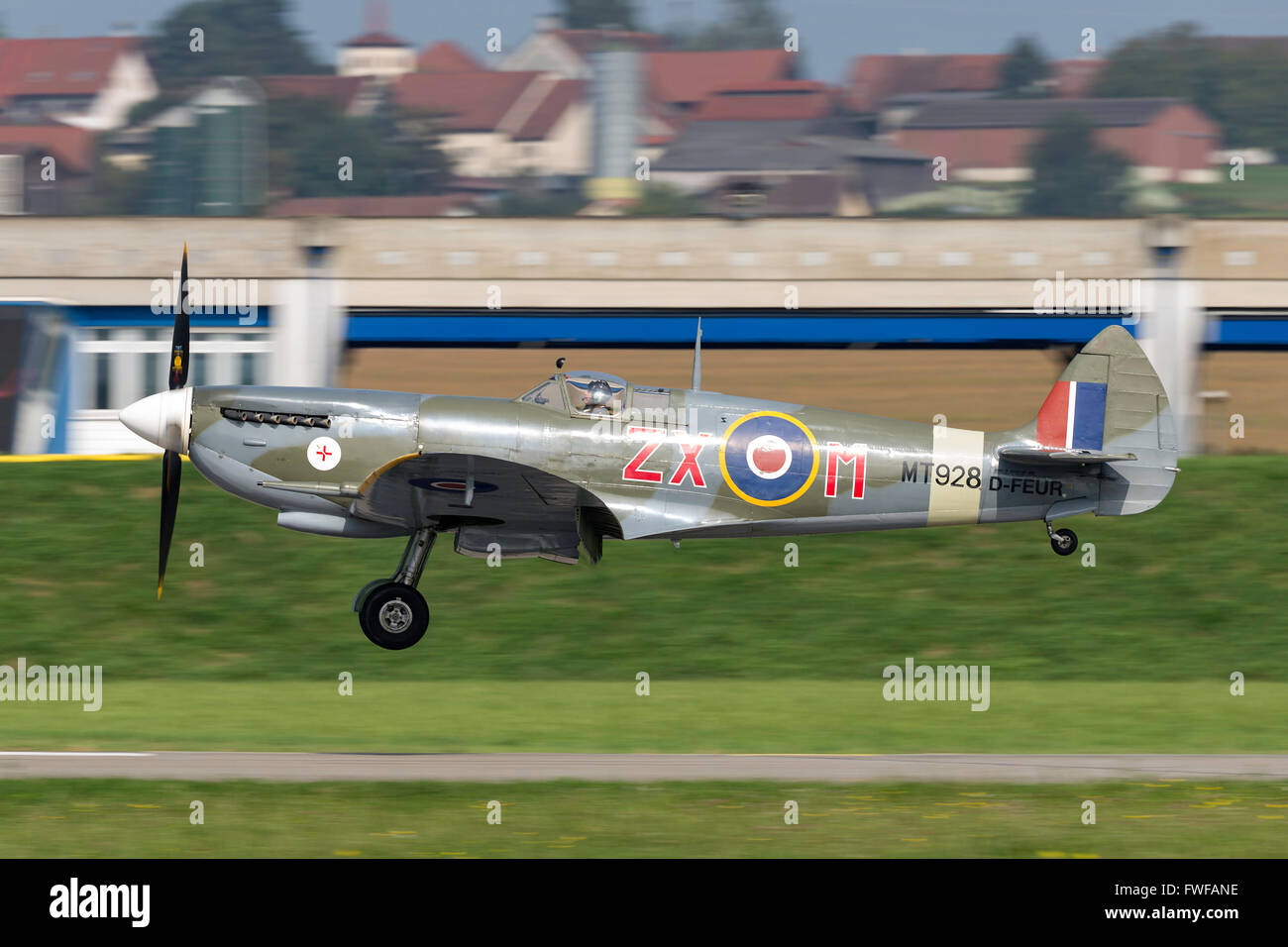 Il Supermarine Spitfire HF8C (mc.8, Mk. VIII) iconico British World War II Fighter Aircraft D-FEUR Foto Stock