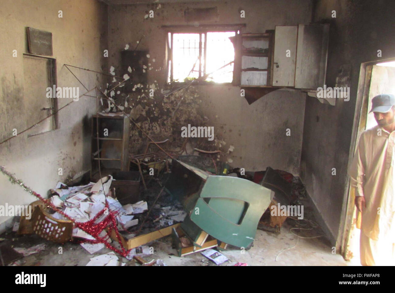 Vista del Muttahida Qaumi movimento ufficio bruciato che bruciate dagli oppositori politici durante lo scontro in Area linee località di Karachi il lunedì, 04 aprile 2016. Foto Stock