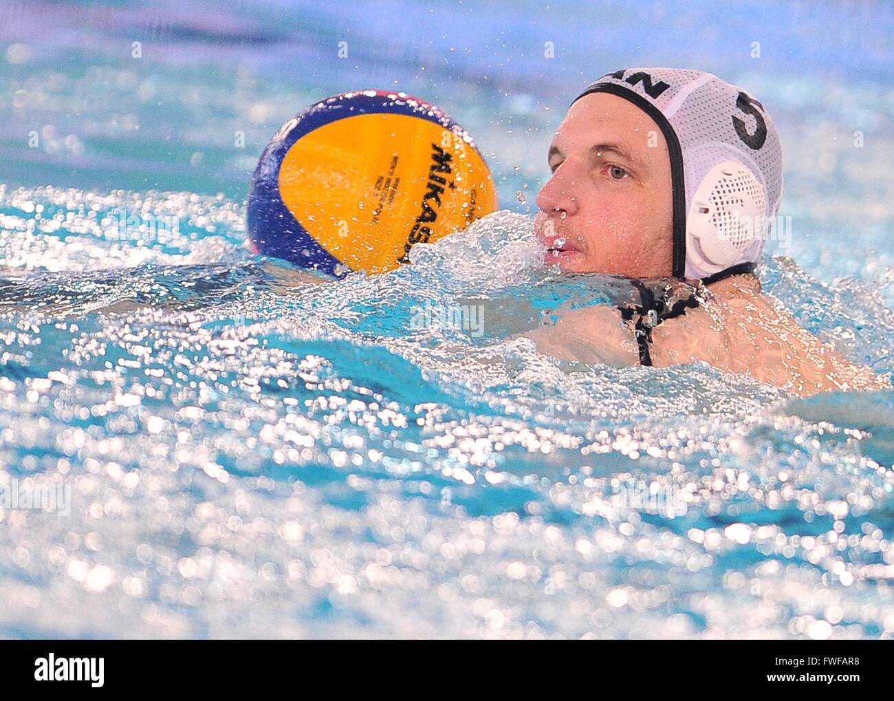 Trieste, Italia. Il 4 aprile, 2016. Del Canada Justin corpo durante il Canada v Ungheria corrispondono alla fina maschile di pallanuoto ai Giochi Olimpici di torneo di qualificazione. photo Simone Ferraro / Alamy Live News Foto Stock