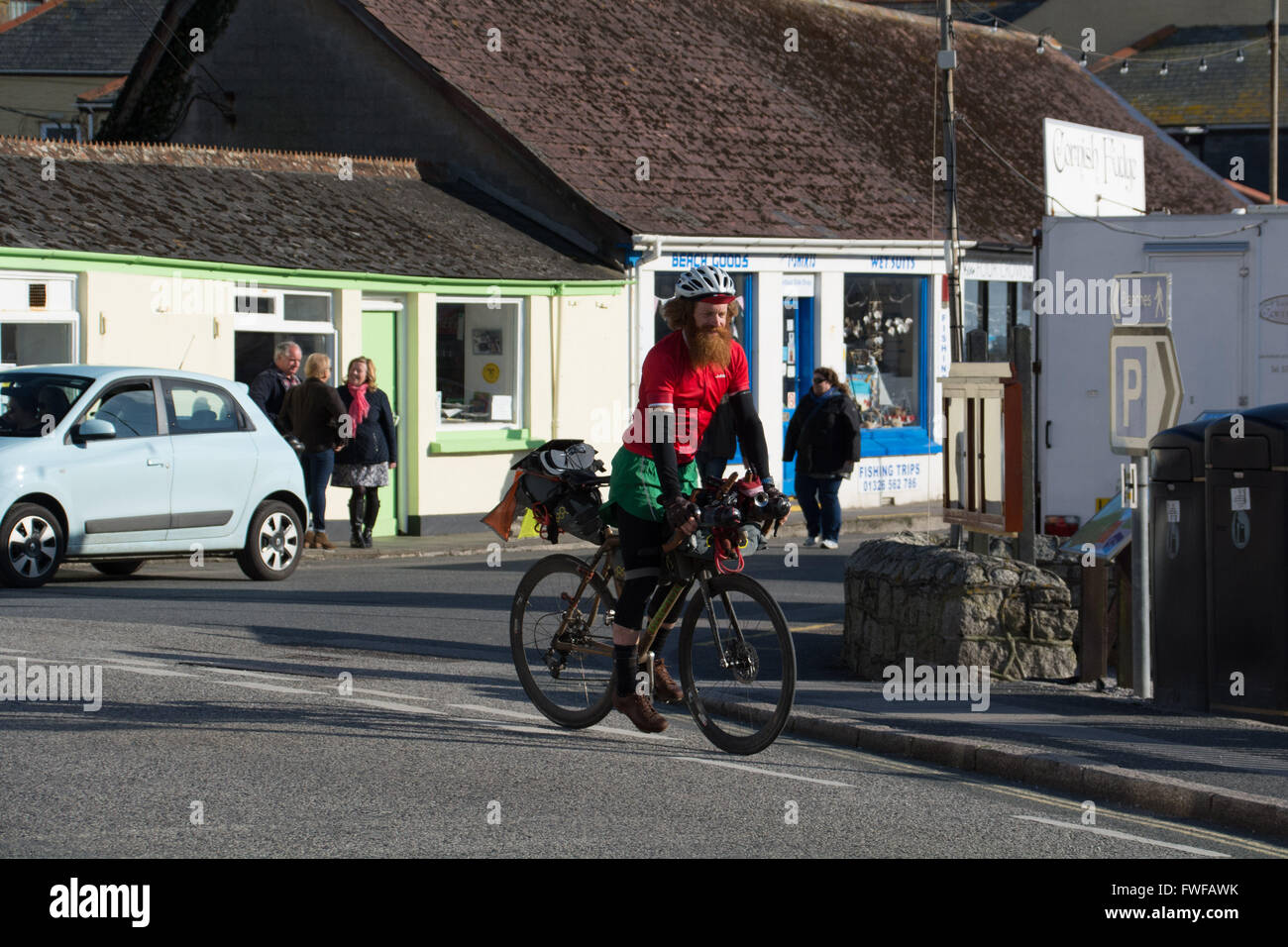 Porthleven, Cornwall, Regno Unito. Il 4 aprile 2016. Sean Conway è in giro per tutta la costa del Regno Unito in un incredibile triathlon. In primo luogo su una bicicletta di bambù e poi acceso da Scarborough a Brighton,ed infine il nuoto da Brighton a Lulworth Cove. Egli è completamente autoportanti, che porta tutti i suoi propri materiali di consumo e attrezzature. Credito: Simon Maycock/Alamy Live News Foto Stock