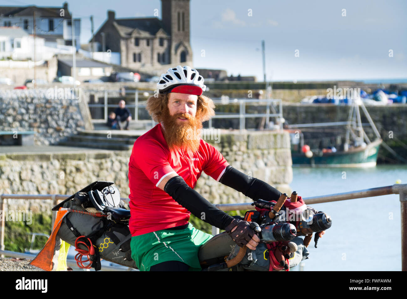 Porthleven, Cornwall, Regno Unito. Il 4 aprile 2016. Sean Conway è in giro per tutta la costa del Regno Unito in un incredibile triathlon. In primo luogo su una bicicletta di bambù e poi acceso da Scarborough a Brighton,ed infine il nuoto da Brighton a Lulworth Cove. Egli è completamente autoportanti, che porta tutti i suoi propri materiali di consumo e attrezzature. Credito: Simon Maycock/Alamy Live News Foto Stock