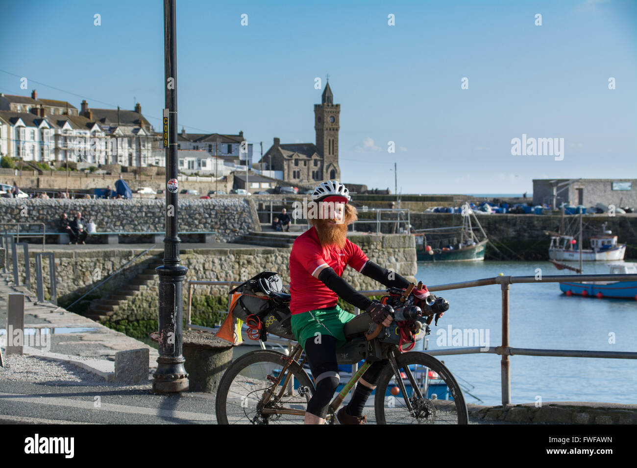 Porthleven, Cornwall, Regno Unito. Il 4 aprile 2016. Sean Conway è in giro per tutta la costa del Regno Unito in un incredibile triathlon. In primo luogo su una bicicletta di bambù e poi acceso da Scarborough a Brighton,ed infine il nuoto da Brighton a Lulworth Cove. Egli è completamente autoportanti, che porta tutti i suoi propri materiali di consumo e attrezzature. Credito: Simon Maycock/Alamy Live News Foto Stock