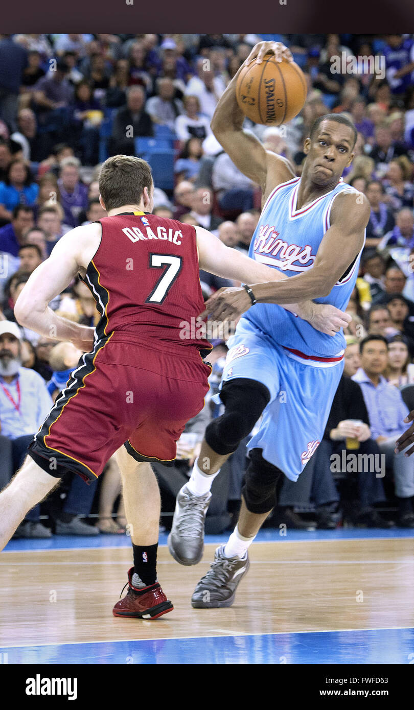 Sacramento, CA, Stati Uniti d'America. 1 apr, 2016. Sacramento Kings guard Rajon Rondo (9) va alto con il dribbling per ottenere passato Miami Heat guard Goran Dragic (7) nel secondo trimestre l'azione. Sacramento Kings contro il Miami Heat Venerdì, Aprile 1, 2016 al Sleep Train Arena di Sacramento, California © Hector Amezcua/Sacramento Bee/ZUMA filo/Alamy Live News Foto Stock