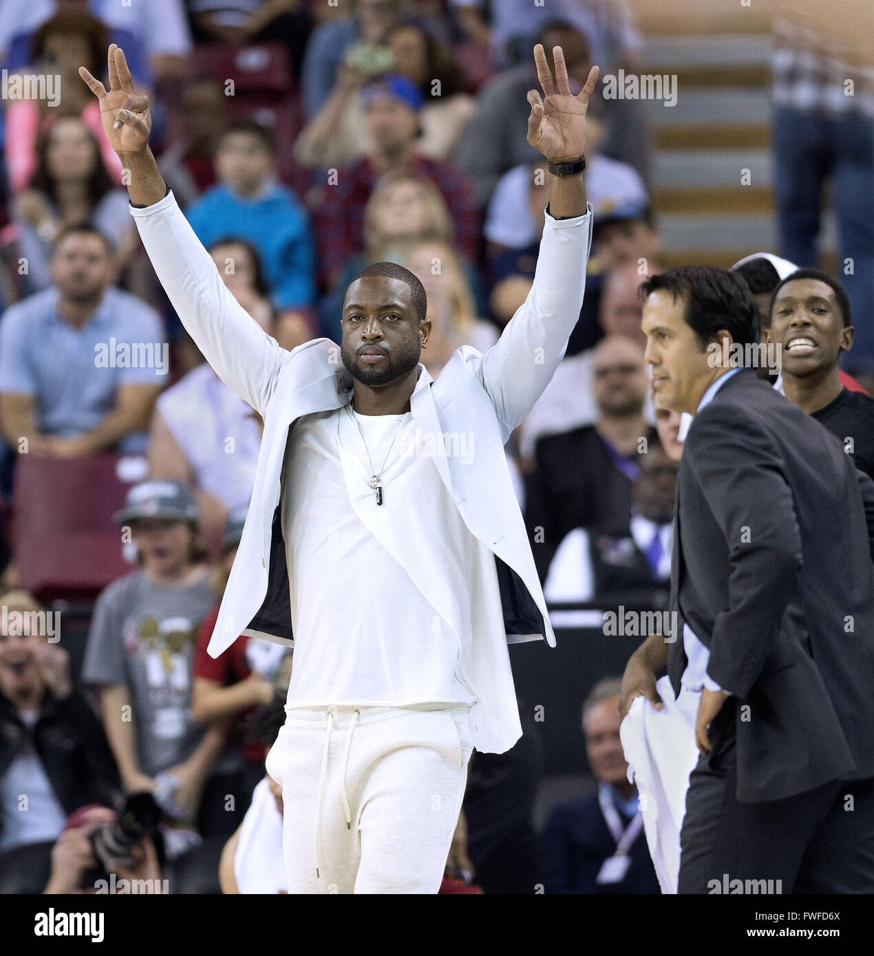 Sacramento, CA, Stati Uniti d'America. 1 apr, 2016. Miami Heat guard Dwyane Wade indica tre puntatore nel quarto trimestre l'azione. Wade è fuori la lineup con la schiena e problemi al collo. Sacramento Kings contro il Miami Heat Venerdì, Aprile 1, 2016 al Sleep Train Arena di Sacramento, California © Hector Amezcua/Sacramento Bee/ZUMA filo/Alamy Live News Foto Stock