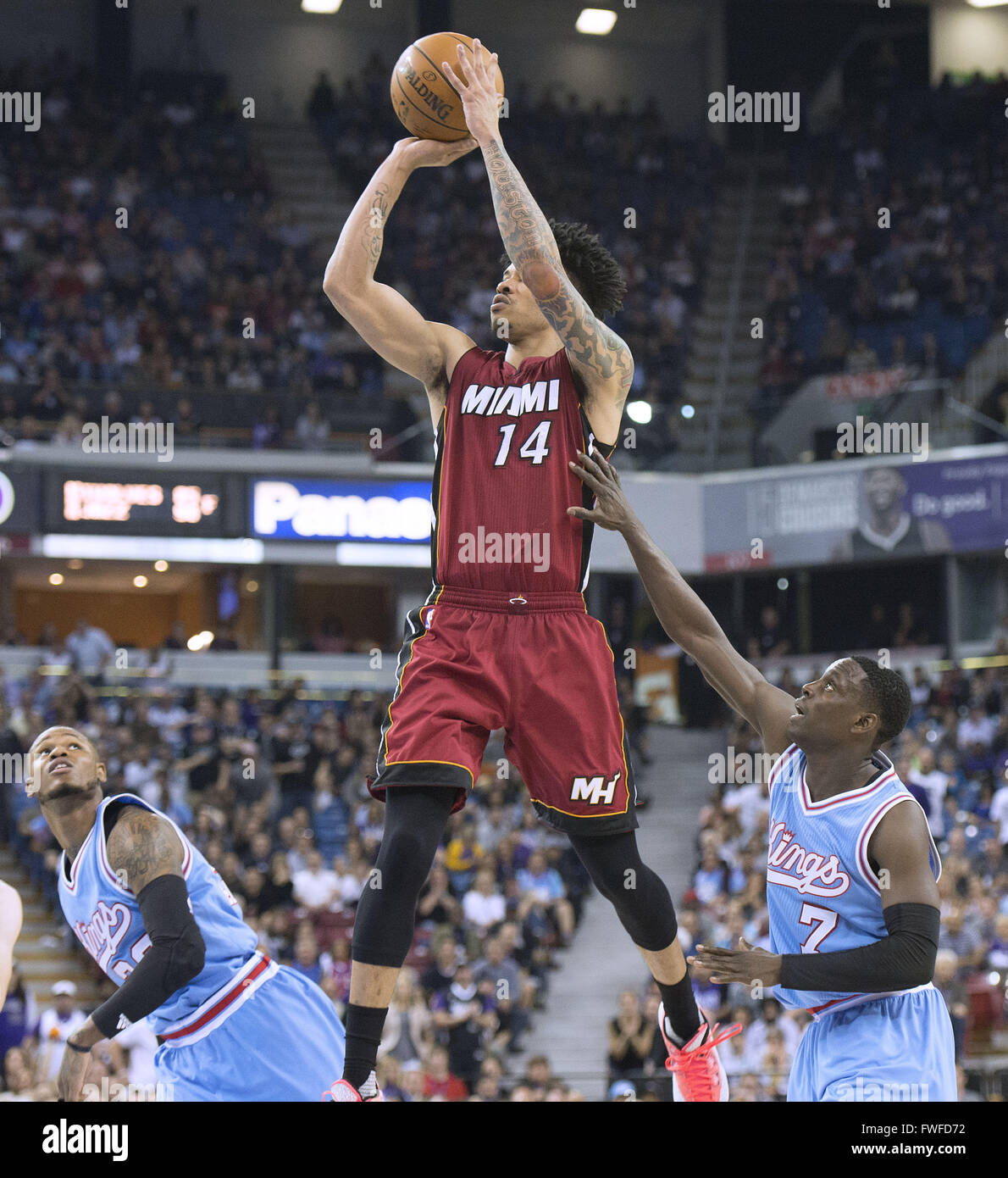 Sacramento, CA, Stati Uniti d'America. 1 apr, 2016. Miami Heat avanti Gerald verde (14) va alto con il jump shot mentre i Sacramento Kings guard Ben McLemore (23) e i Sacramento Kings guard Darren Collison (7) può solo guardare. Sacramento Kings contro il Miami Heat Venerdì, Aprile 1, 2016 al Sleep Train Arena di Sacramento, California © Hector Amezcua/Sacramento Bee/ZUMA filo/Alamy Live News Foto Stock