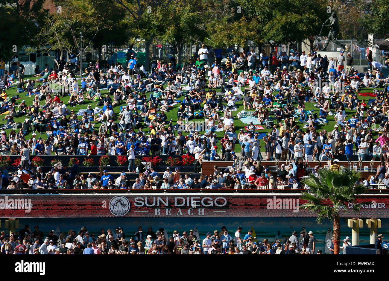 Ca, Stati Uniti d'America. 4 apr, 2016. SAN DIEGO, CA-aprile 04, 2016: |.Padres appassionati di godere la partita contro i Dodgers formano il parco nel parco durante il giorno di apertura a Petco Park. ©. Misael Virgen/U-T San Diego/ZUMA filo/Alamy Live News Foto Stock