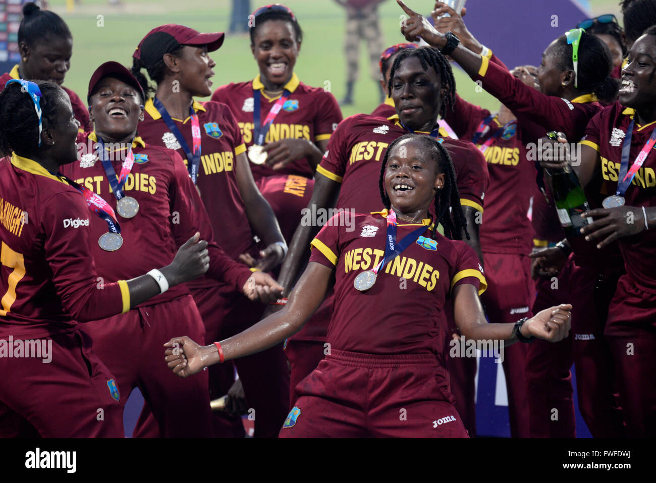 Kolkata, India. 03 apr, 2016. West Indies squadra femminile festeggia dopo aver vinto il mondo T20 al giardino di Eden. La West Indies a vincere il match con tre consegne di ricambio. Il 18-anno-vecchio Hayley Matthews fracassato 66 off 45 sfere e skipper Stafanie Taylor 59 off 57 sfere porta la vittoria per West Indies. Matthews vince il giocatore del premio finale mentre Taylor reputando giocatore del torneo. © Saikat Paolo/Pacific Press/Alamy Live News Foto Stock