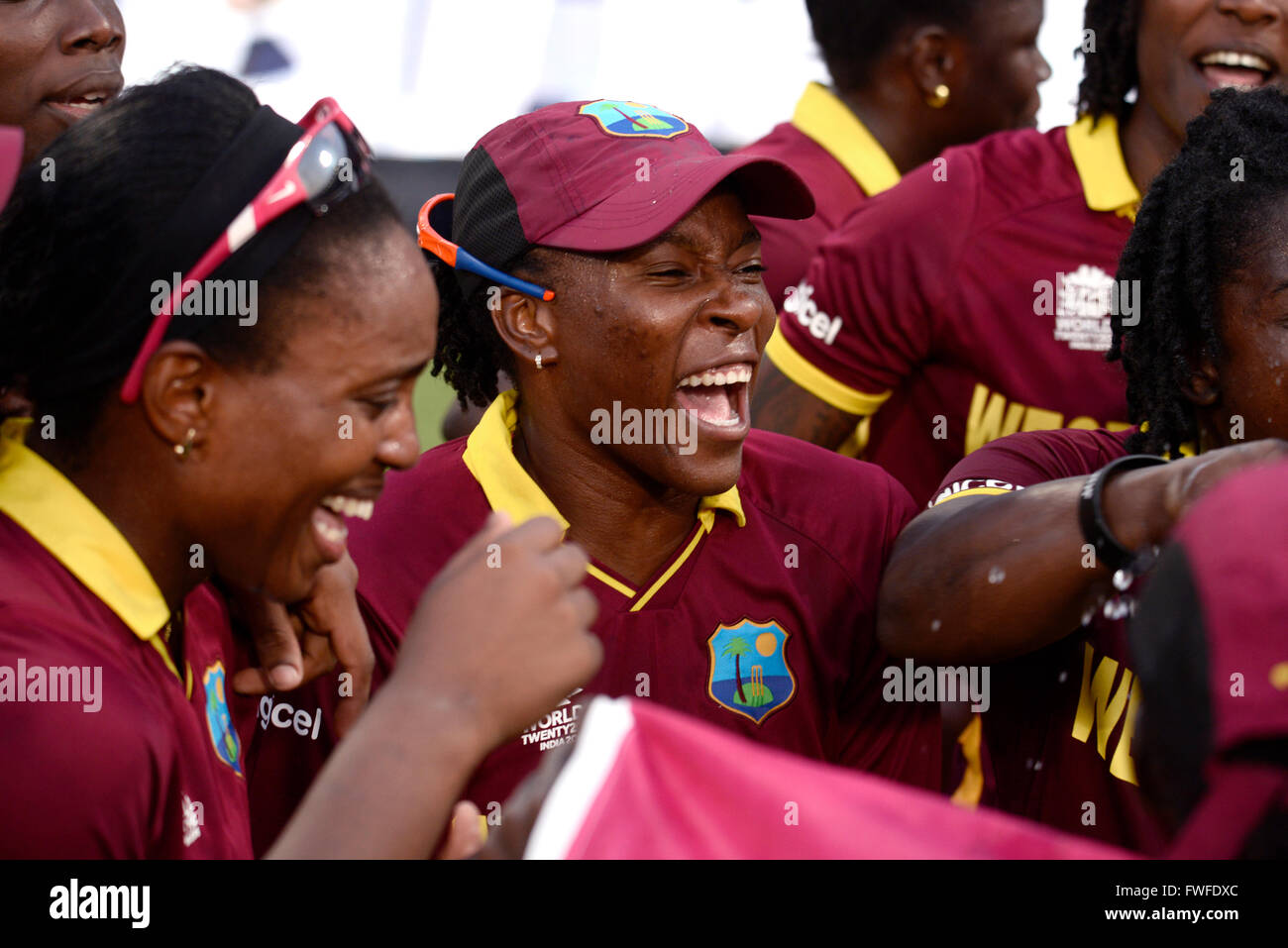 Kolkata, India. 03 apr, 2016. West Indies donne membri del team festeggia dopo aver vinto il mondo T20 al giardino di Eden. La West Indies a vincere il match con tre consegne di ricambio. Il 18-anno-vecchio Hayley Matthews fracassato 66 off 45 sfere e skipper Stafanie Taylor 59 off 57 sfere porta la vittoria per West Indies. Matthews vince il giocatore del premio finale mentre Taylor reputando giocatore del torneo. © Saikat Paolo/Pacific Press/Alamy Live News Foto Stock