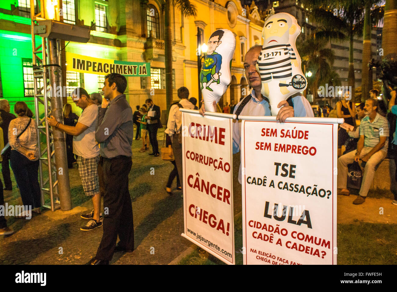 Sao Paulo, Brasile. Il 4 aprile, 2016. Protesta con gli avvocati di impeachment, chiamato Grande azione in difesa delle istituzioni in Sao Francisco square in Sao Paulo (SP) Credito: Alf Ribeiro/Alamy Live News Foto Stock