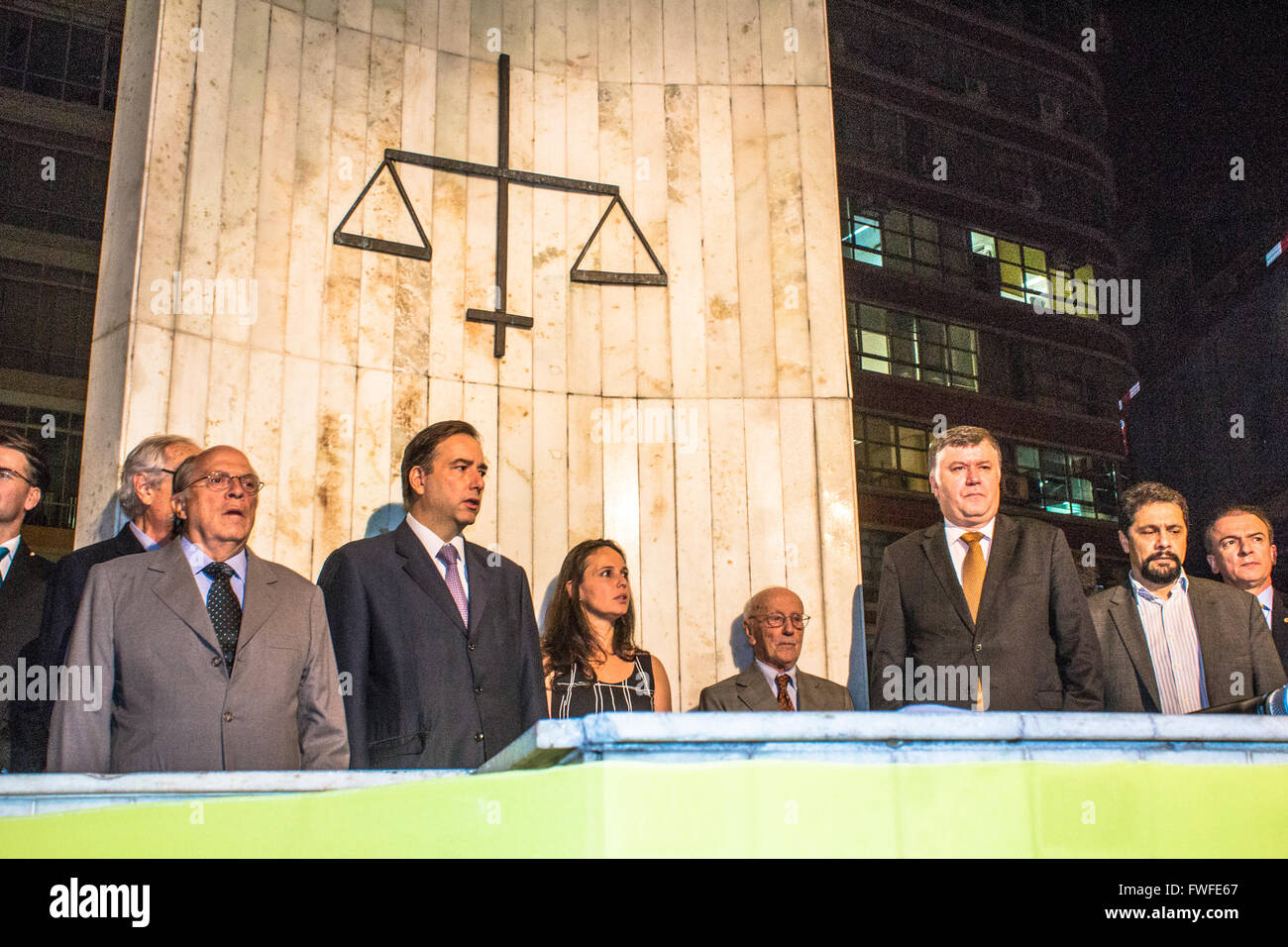 Sao Paulo, Brasile. Il 4 aprile, 2016. Protesta con gli avvocati di impeachment, chiamato Grande azione in difesa delle istituzioni in Sao Francisco square in Sao Paulo (SP) Credito: Alf Ribeiro/Alamy Live News Foto Stock