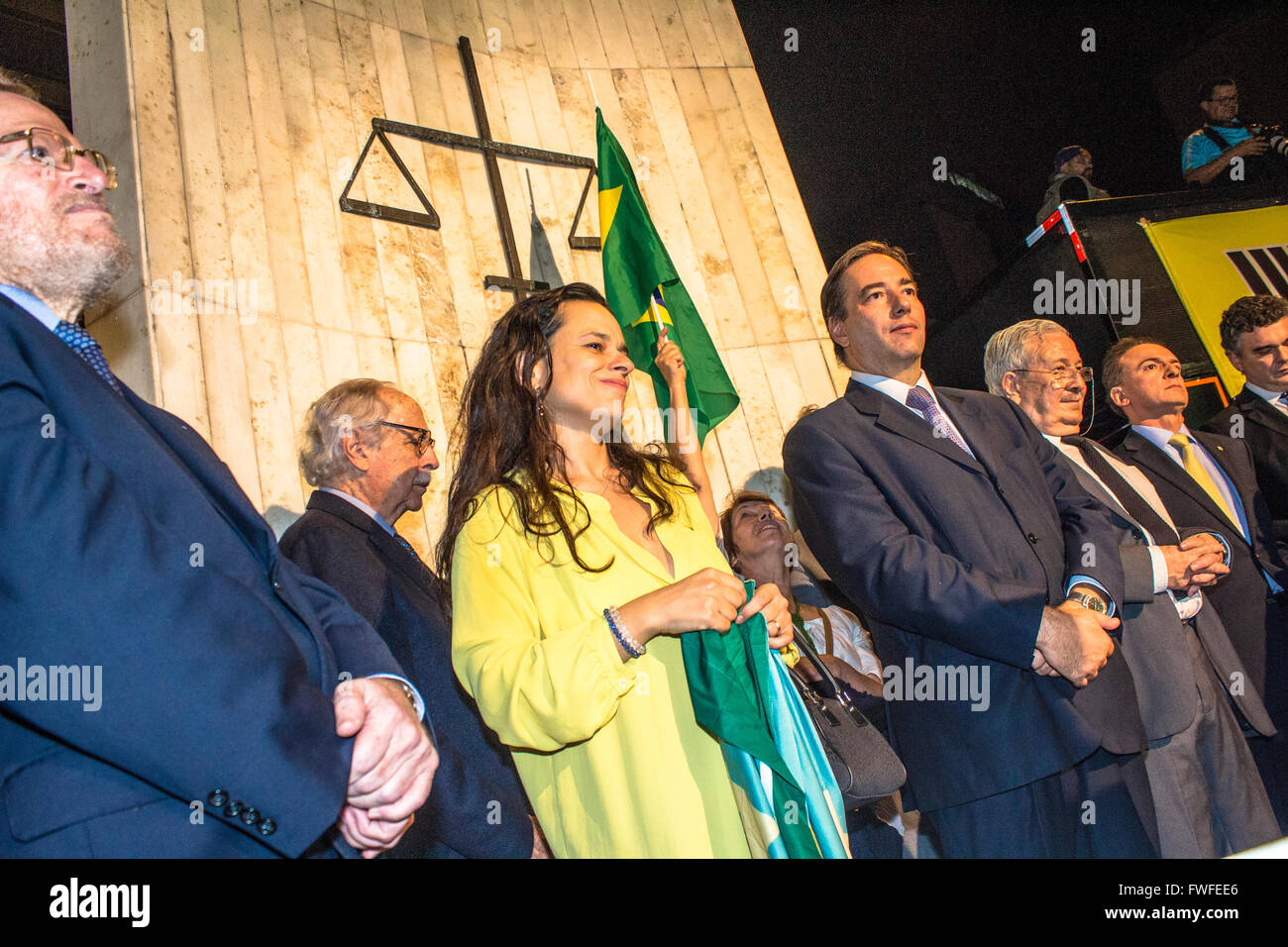 Sao Paulo, Brasile. Il 4 aprile, 2016. Protesta con gli avvocati di impeachment, chiamato Grande azione in difesa delle istituzioni in Sao Francisco square in Sao Paulo (SP) Credito: Alf Ribeiro/Alamy Live News Foto Stock