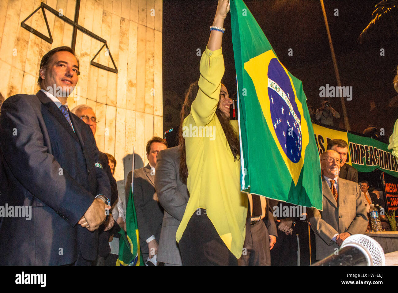 Sao Paulo, Brasile. Il 4 aprile, 2016. Protesta con gli avvocati di impeachment, chiamato Grande azione in difesa delle istituzioni in Sao Francisco square in Sao Paulo (SP) Credito: Alf Ribeiro/Alamy Live News Foto Stock