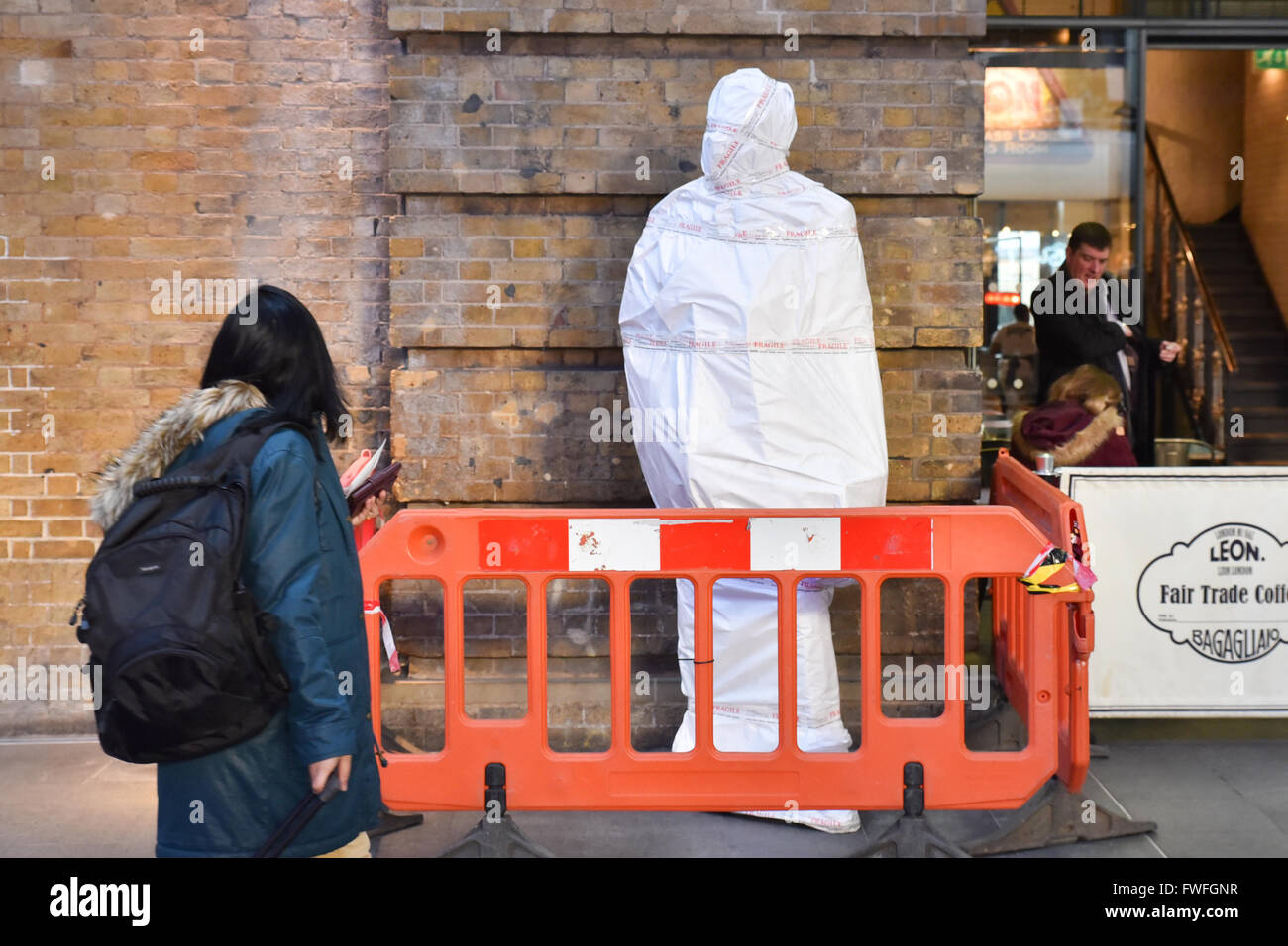 La stazione di Kings Cross, London, Regno Unito. 5 aprile 2016. La statua di ingegnere ferroviario Sir Nigel Gresley Foto Stock