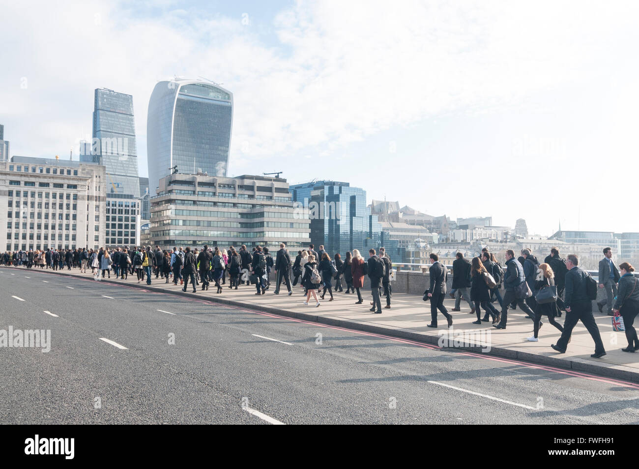 Londra, Regno Unito. Il 5 aprile 2016. Città di ufficio Londra pendolari in rotta per il lavoro, cross London Bridge l'ultimo giorno del 2015/16 anno fiscale, l'ultimo giorno quando il Regno Unito gli individui possono apportare contributi per gli investimenti vantaggiosi dal punto di vista fiscale come ISA, molti dei quali investimenti sono gestiti nella città di Londra. Credito: Stephen Chung / Alamy Live News Foto Stock