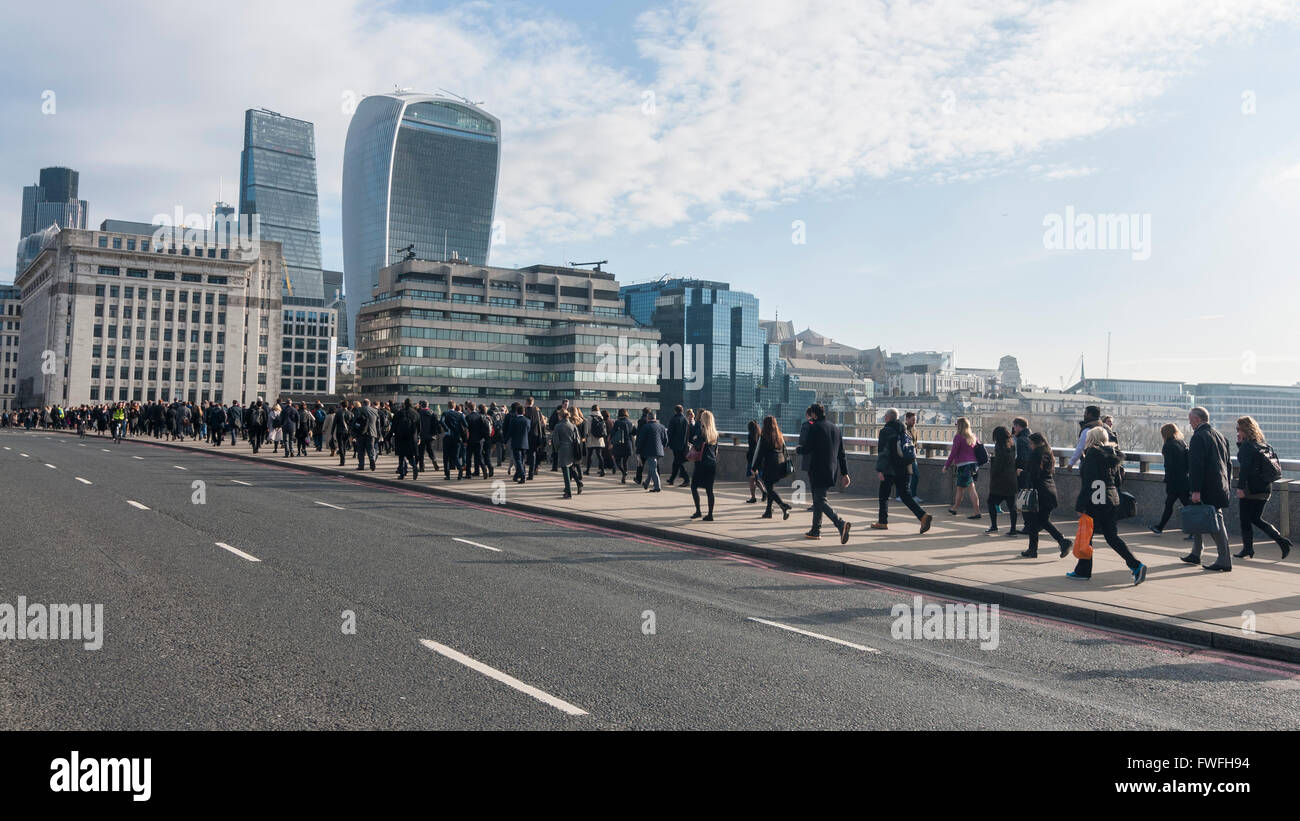 Londra, Regno Unito. Il 5 aprile 2016. Città di ufficio Londra pendolari in rotta per il lavoro, cross London Bridge l'ultimo giorno del 2015/16 anno fiscale, l'ultimo giorno quando il Regno Unito gli individui possono apportare contributi per gli investimenti vantaggiosi dal punto di vista fiscale come ISA, molti dei quali investimenti sono gestiti nella città di Londra. Credito: Stephen Chung / Alamy Live News Foto Stock