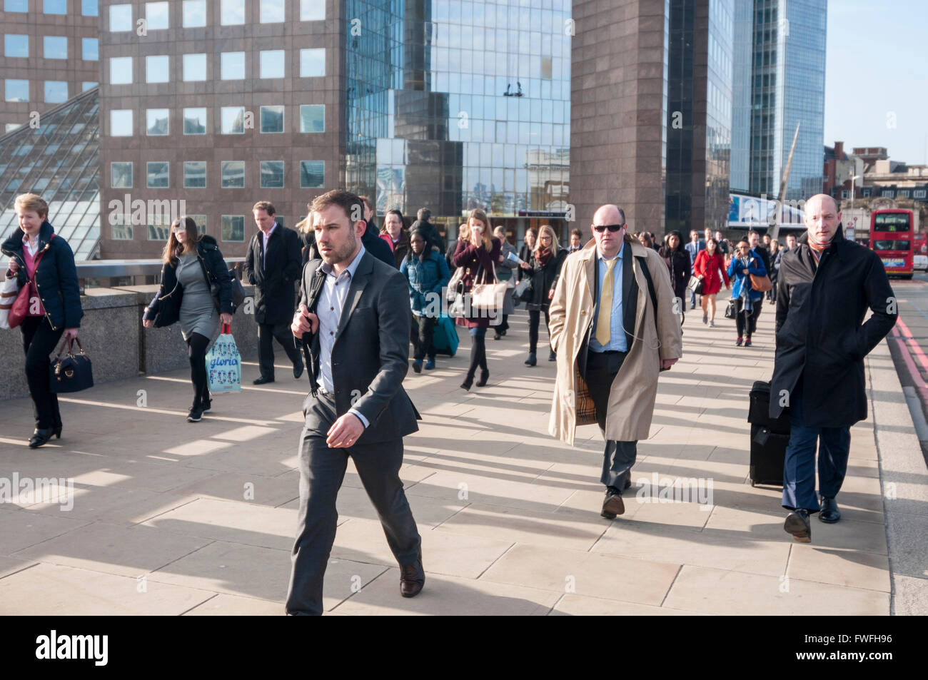 Londra, Regno Unito. Il 5 aprile 2016. Città di ufficio Londra pendolari in rotta per il lavoro, cross London Bridge l'ultimo giorno del 2015/16 anno fiscale, l'ultimo giorno quando il Regno Unito gli individui possono apportare contributi per gli investimenti vantaggiosi dal punto di vista fiscale come ISA, molti dei quali investimenti sono gestiti nella città di Londra. Credito: Stephen Chung / Alamy Live News Foto Stock