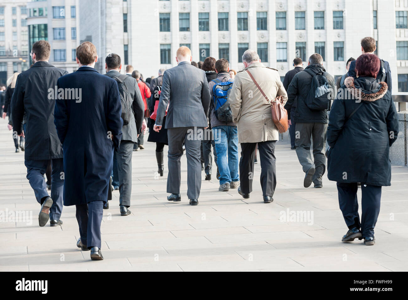 Londra, Regno Unito. Il 5 aprile 2016. Città di ufficio Londra pendolari in rotta per il lavoro, cross London Bridge l'ultimo giorno del 2015/16 anno fiscale, l'ultimo giorno quando il Regno Unito gli individui possono apportare contributi per gli investimenti vantaggiosi dal punto di vista fiscale come ISA, molti dei quali investimenti sono gestiti nella città di Londra. Credito: Stephen Chung / Alamy Live News Foto Stock