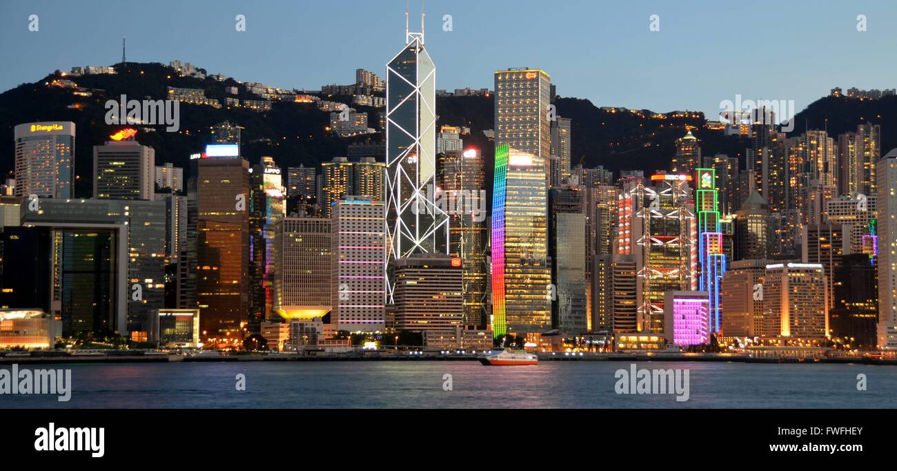 Vista dell'Isola di Hong Kong, la parte moderna della città. Il centro finanziario e il più costoso aree residenziali sono presenti. Foto Stock