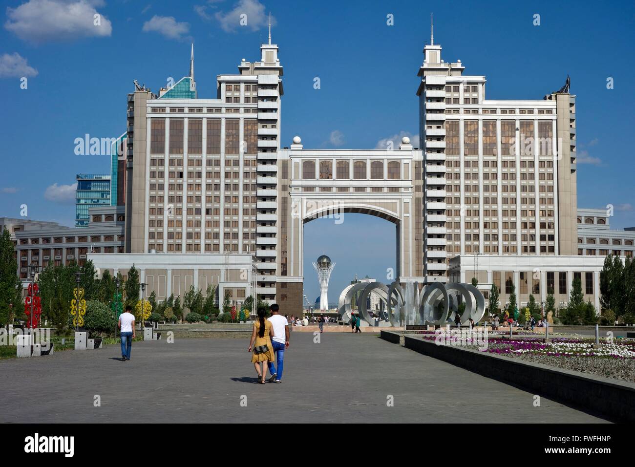 La sede dello stato energy company "KazMunayGaz' in Kazakistan il giovane capitale Astana. Sullo sfondo la alta 97 metri Torre di Bayterek, un punto di riferimento di Astana. Foto scattata 2013-06-21. Foto Stock