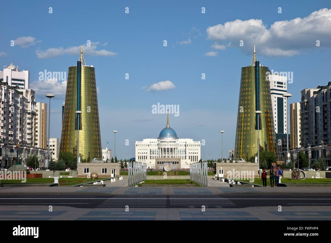 Vista lungo Nurzhol Bulvar al palazzo presidenziale Ak Orda in Kazakistan il giovane capitale Astana. Sul lato destro e lato sinistro conica di edifici per uffici ricoperti di verde-oro di vetro. Foto scattata 2013-06-21. Foto Stock