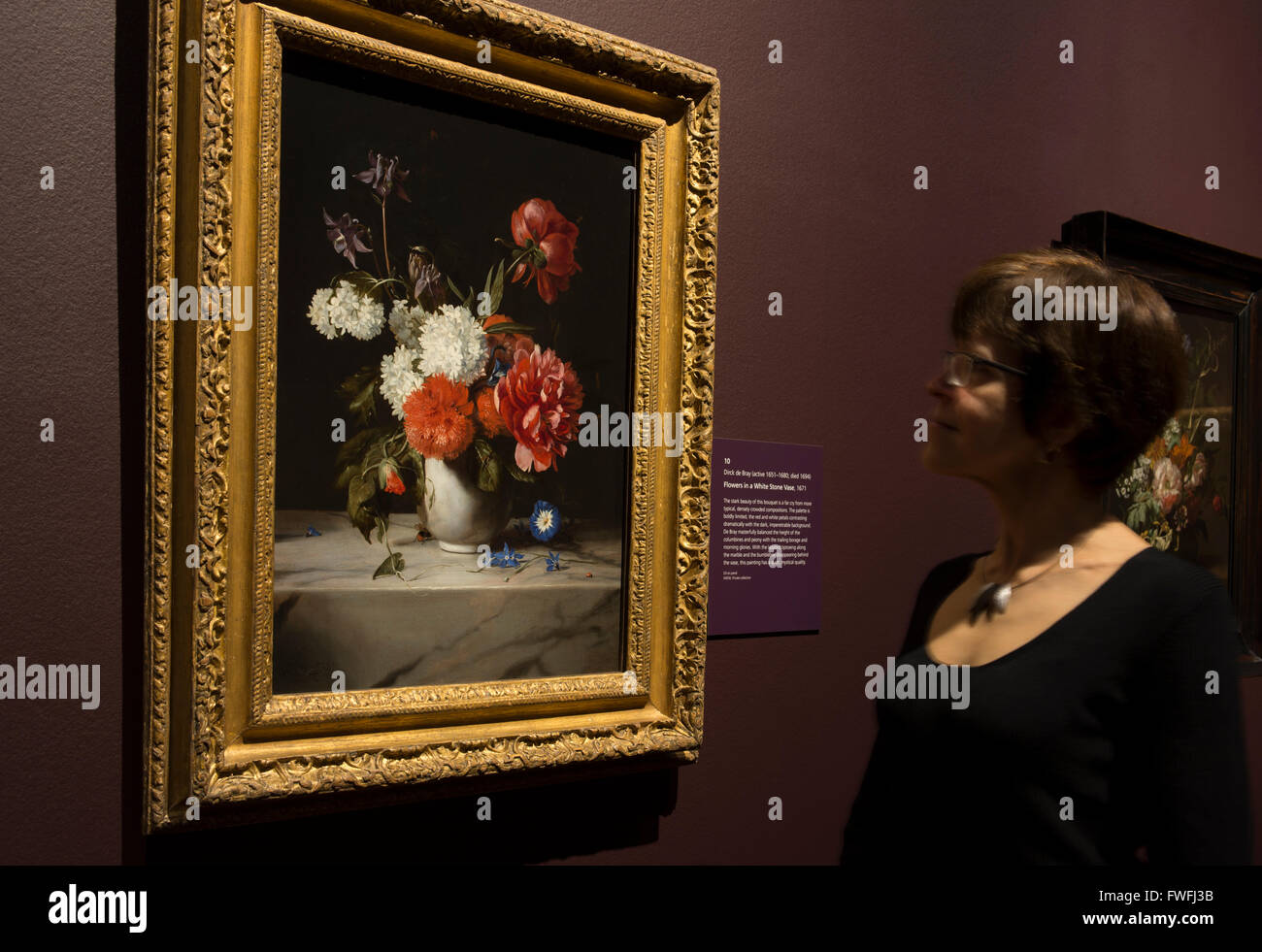 National Gallery di Londra, Regno Unito. 5 Aprile, 2016. Betsy Wiseman, curatore di olandese e dipinti fiamminghi, esamina i fiori in un bianco vaso di pietra da Dirck de Bray. In coincidenza con il Chelsea Flower Show, questa mostra esplora Dutch Flower pittura dal XVII al XVIII secolo. Credito: artsimages/Alamy Live News Foto Stock