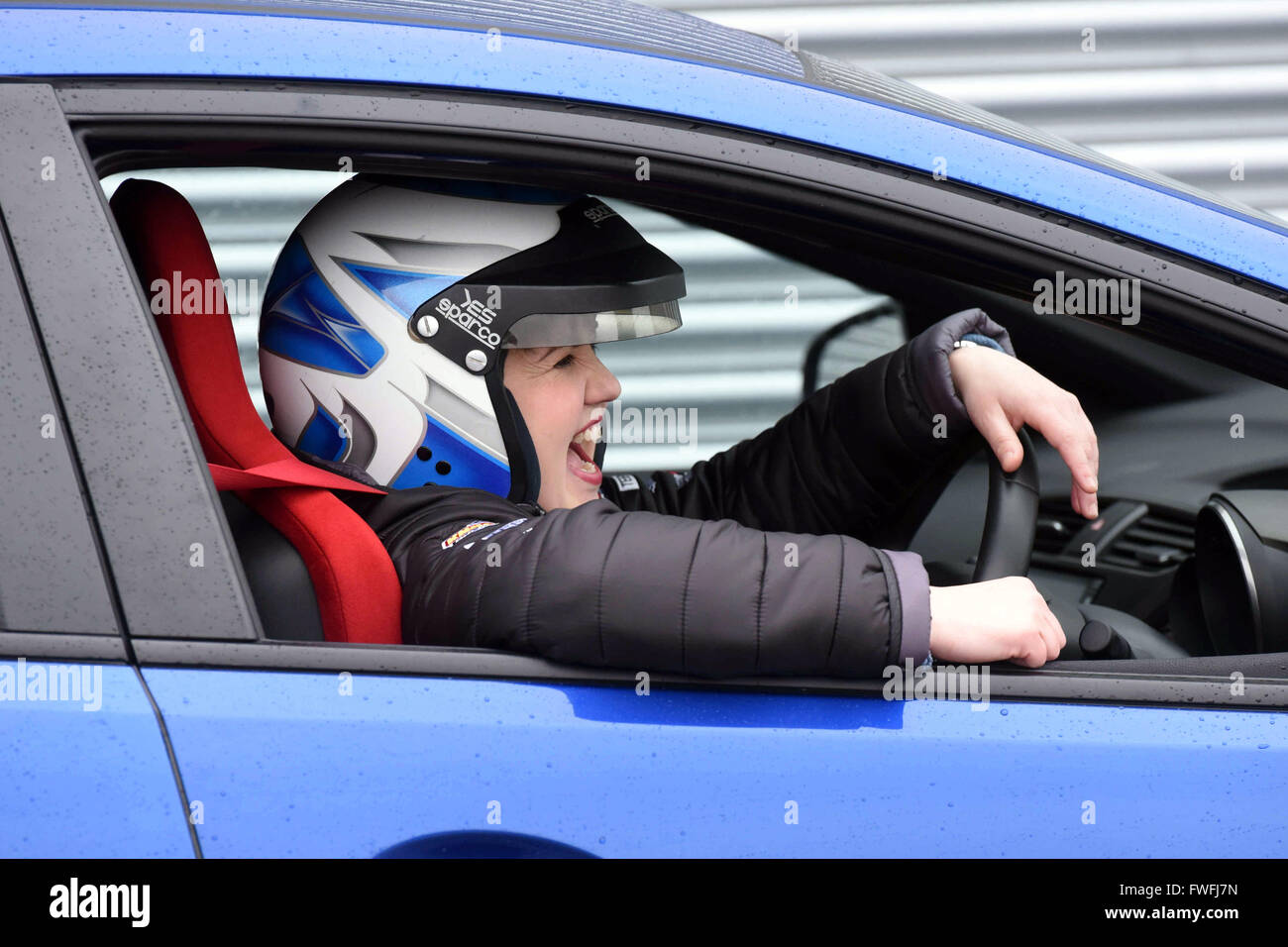 Knockhill, Scotland, Regno Unito. 5 Aprile, 2016. Scottish leader conservatore Ruth Davidson nella sua vettura da corsa prima di guidare più giri di Knockhill Racing circuito in Fife, come lei cerca di evidenziare preoccupazioni per quanto riguarda lo stato delle strade in Scozia durante il parlamento scozzese la campagna elettorale, Credito: Ken Jack / Alamy Live News Foto Stock