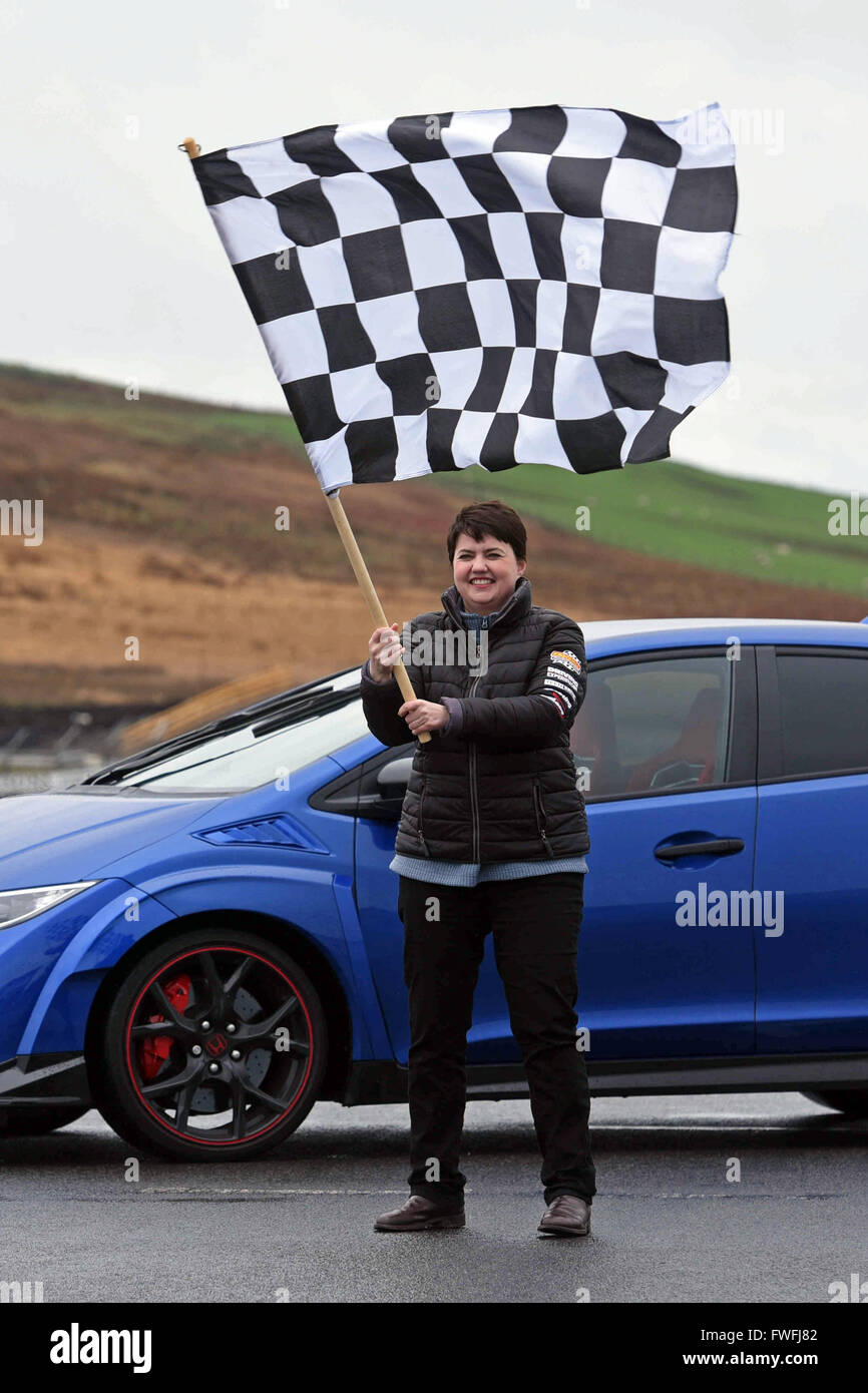 Knockhill, Scotland, Regno Unito. 5 Aprile, 2016. Scottish leader conservatore Ruth Davidson sventola la bandiera a scacchi dopo una guida più giri di Knockhill Racing circuito in Fife, come lei cerca di evidenziare preoccupazioni per quanto riguarda lo stato delle strade in Scozia durante il parlamento scozzese la campagna elettorale, Credito: Ken Jack / Alamy Live News Foto Stock