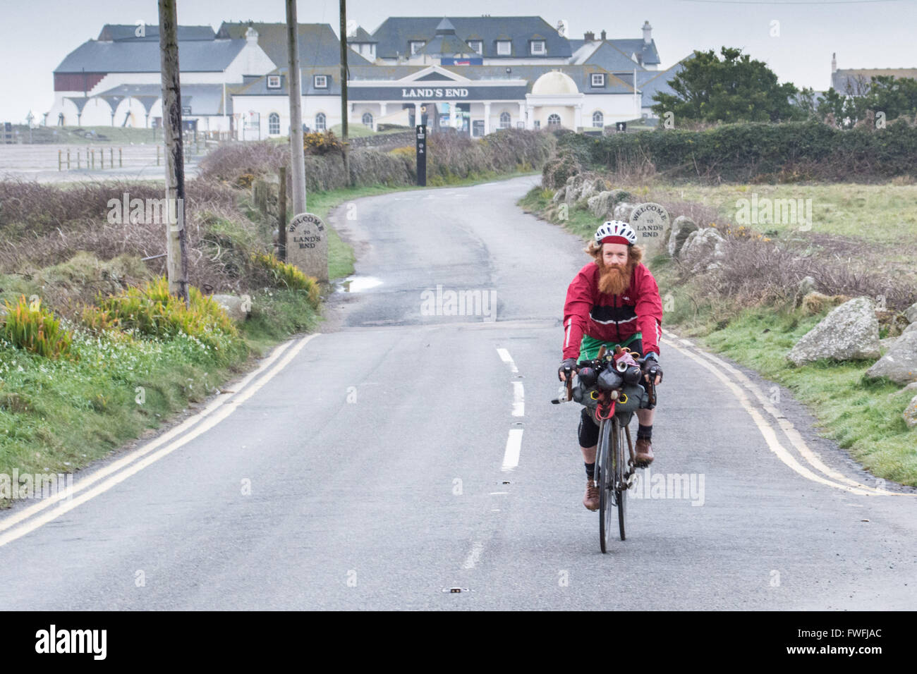 Lands End, Cornwall, Regno Unito. 5 aprile 2016. Sean Conway è in giro per tutta la costa del Regno Unito in un incredibile triathlon. In primo luogo su una bicicletta di bambù e poi acceso da Scarborough a Brighton,ed infine il nuoto da Brighton a Lulworth Cove. Egli è completamente autoportanti, che porta tutti i suoi propri materiali di consumo e attrezzature. Foto Stock