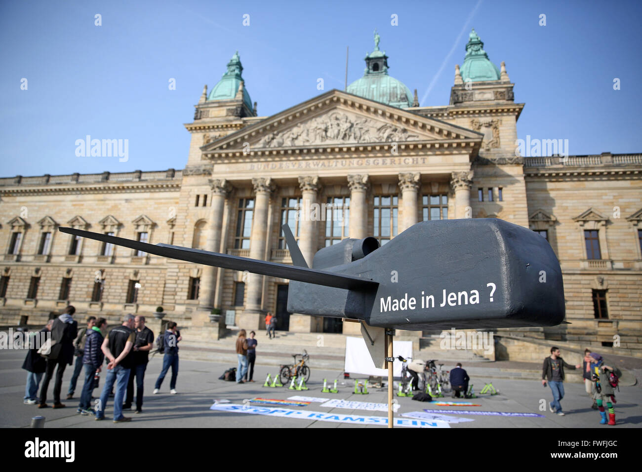 Liepzig, Germania. 5 Aprile, 2016. Attivisti per la pace protesta dello stadio con una replica di un drone militare, contro la distribuzione di noi fuchi lanciato dal suolo tedesco, davanti al Tribunale amministrativo federale di Lipsia, Germania, 5 aprile 2016. Il Tribunale amministrativo federale è quello di decidere in merito ad una querela presentata da un residente locale e attivista di pace contro il Ramstein base militare degli Stati Uniti. La pace è un attivista che chiedono che la distribuzione di noi fuchi da Ramstein, deve essere monitorata dal tedesco del Ministero della Difesa. Credito: dpa picture alliance/Alamy Live News Foto Stock