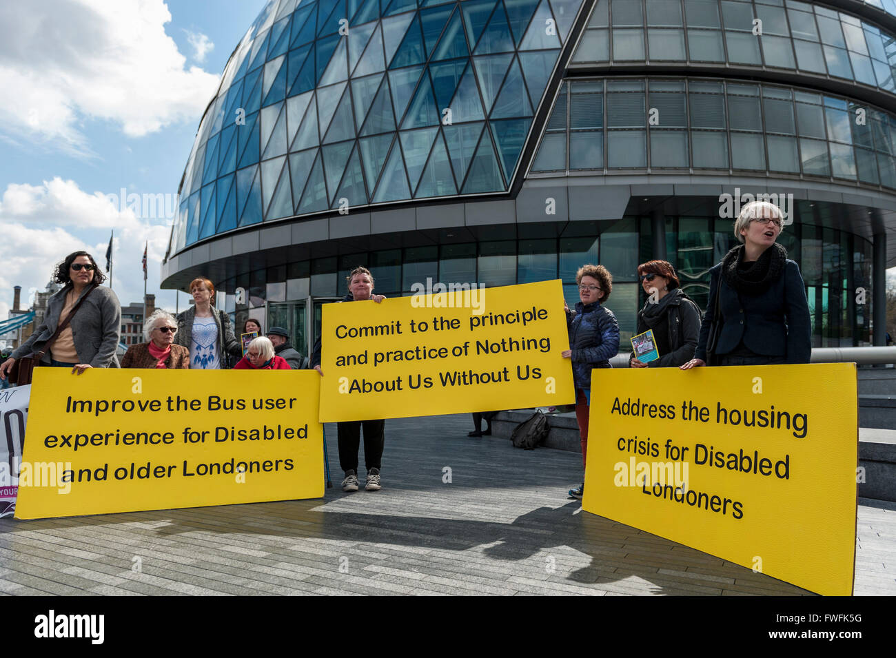 Londra, Regno Unito. Il 5 aprile 2016. I rappresentanti di Londra le organizzazioni di persone disabili (inclusione di Londra, trasporti per tutti e di alleanza per l'educazione inclusiva) stadio una protesta al di fuori del Municipio di chiedere ai candidati per le prossime elezioni Mayoral per affrontare situazioni di svantaggio e di abilitare i londinesi disabili di partecipare come cittadini attivi nella capitale. Credito: Stephen Chung / Alamy Live News Foto Stock