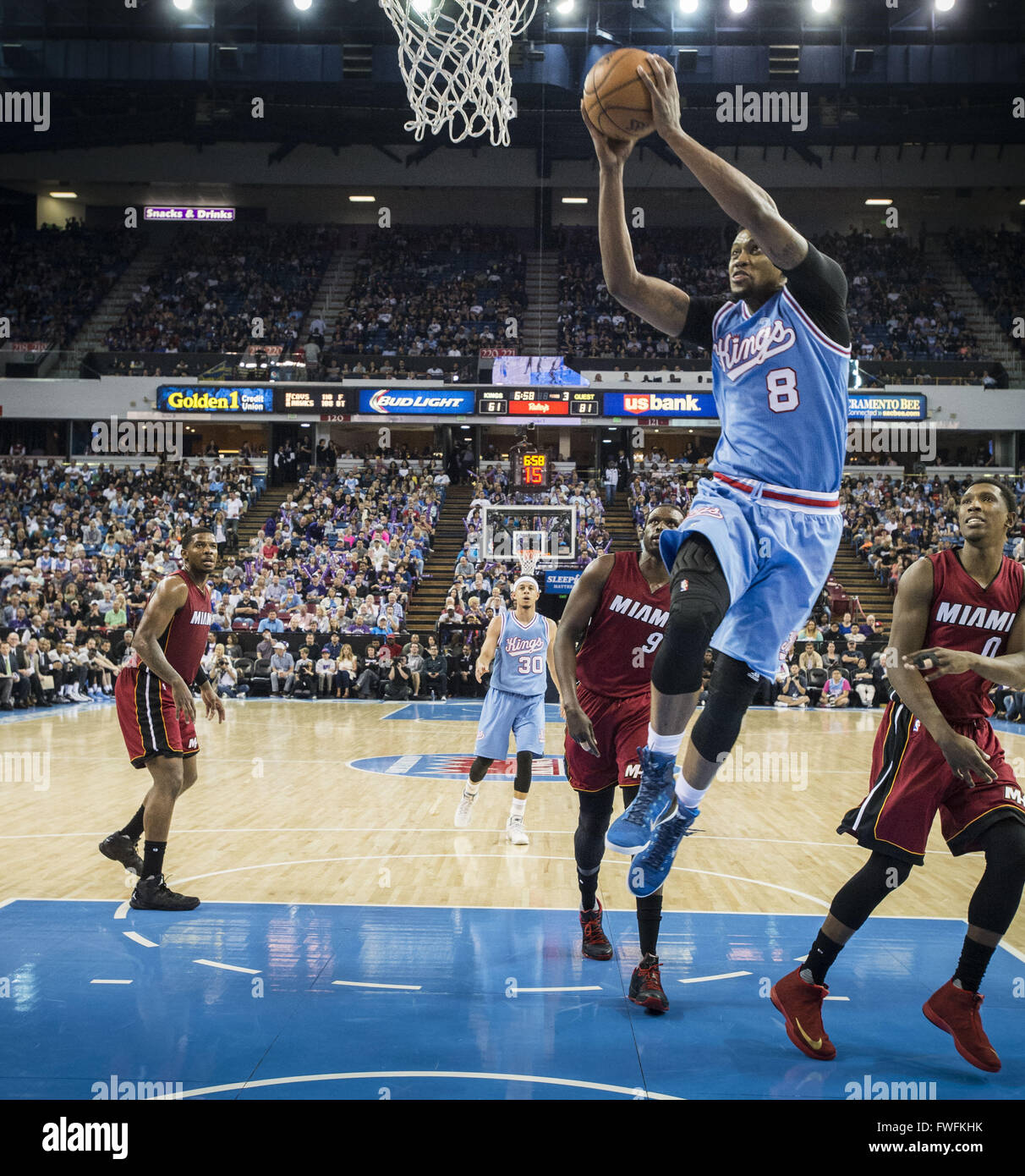 Sacramento, CA, Stati Uniti d'America. 1 apr, 2016. Sacramento Kings avanti Rudy Gay (8) schiacciate un cesto contro il Miami Heat Venerdì, Aprile 1, 2016 al Sleep Train Arena di Sacramento, California © Hector Amezcua/Sacramento Bee/ZUMA filo/Alamy Live News Foto Stock