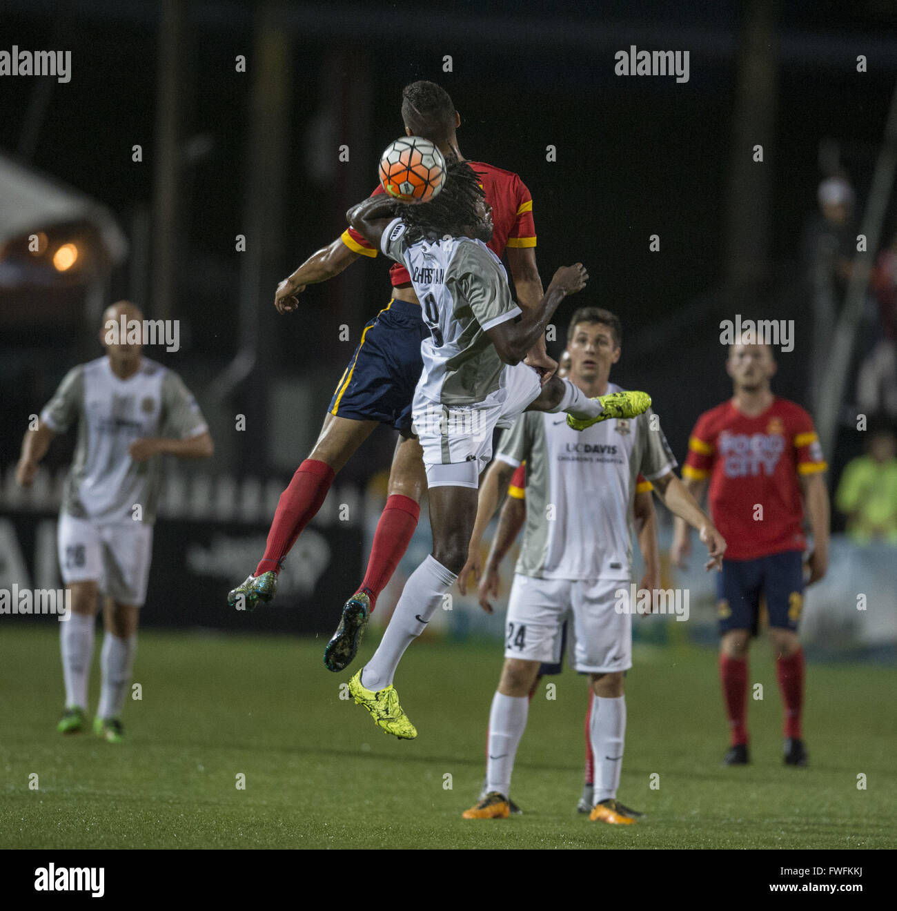 Sacramento, California, Stati Uniti d'America. 2 apr, 2016. Repubblica di Sacramento FC defender Chris Christian (8) capi la sfera durante la prima metà di un gioco tra la Repubblica di Sacramento FC e l'Arizona Regno SC su Sabato, 2 aprile 2016, a Bonney Campo a Sacramento, California © Andrew Seng/Sacramento Bee/ZUMA filo/Alamy Live News Foto Stock