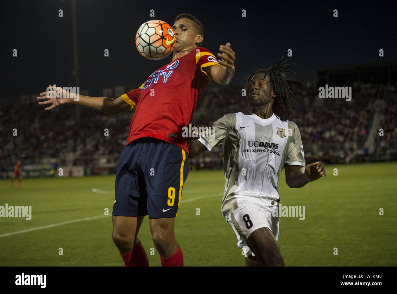 Sacramento, California, Stati Uniti d'America. 2 apr, 2016. Arizona Regno SC avanti Chris Cortez (9) e la Repubblica di Sacramento FC defender Chris Christian (8) si sfidano per la palla durante la prima metà di un gioco tra la Repubblica di Sacramento FC e l'Arizona Regno SC su Sabato, 2 aprile 2016, a Bonney Campo a Sacramento, California © Andrew Seng/Sacramento Bee/ZUMA filo/Alamy Live News Foto Stock