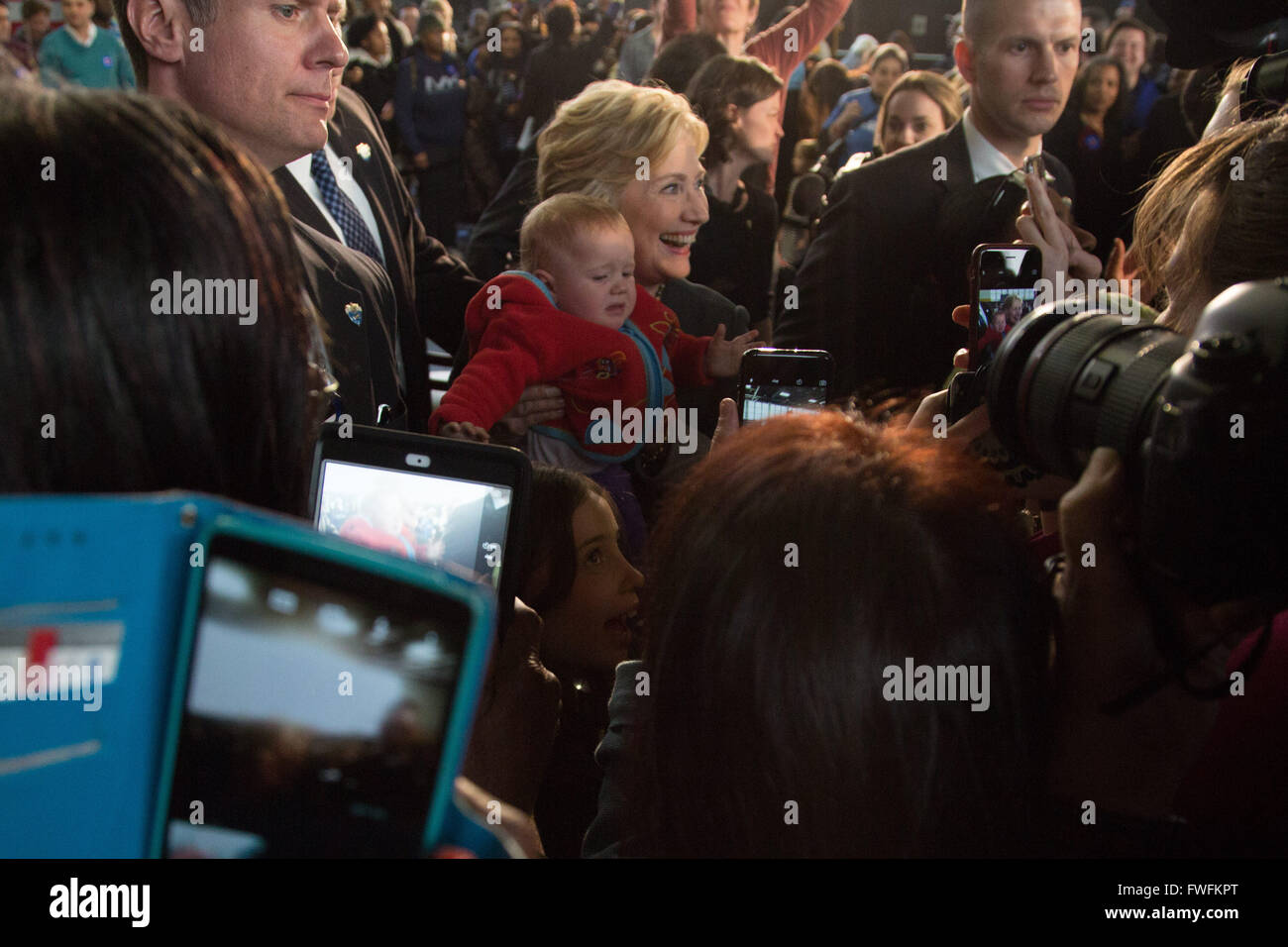 Brooklyn, New York, Stati Uniti d'America. 5 Aprile, 2016. HILLARY CLINTON a favore delle donne per Hillary Municipio azienda baby Karina Glacel-Tyrtshnaya Credito: Louise Wateridge/ZUMA filo/Alamy Live News Foto Stock